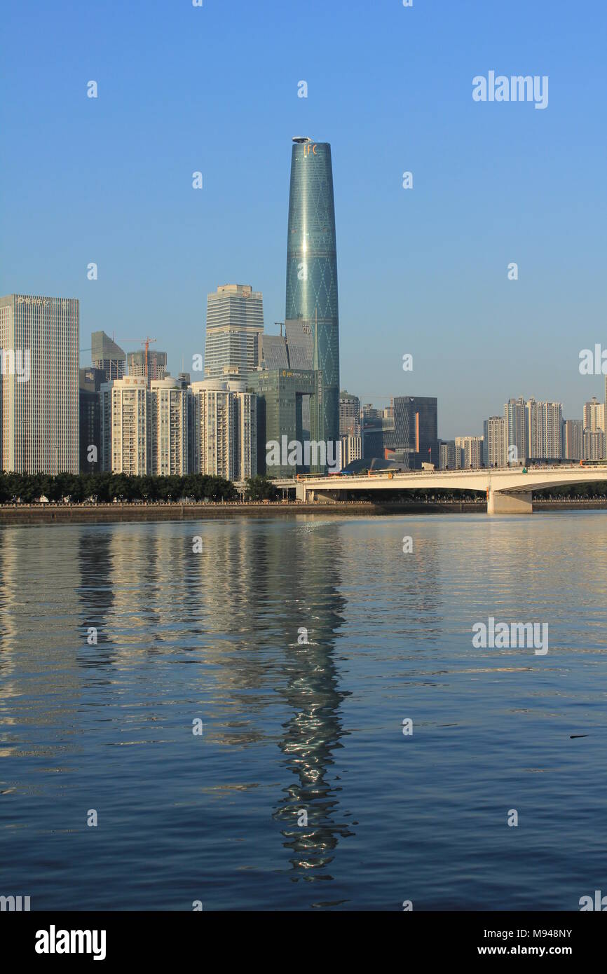 Fotografia di Guangzhou International Finance Centre sul Fiume Pearl a Guangzhou in Cina Foto Stock