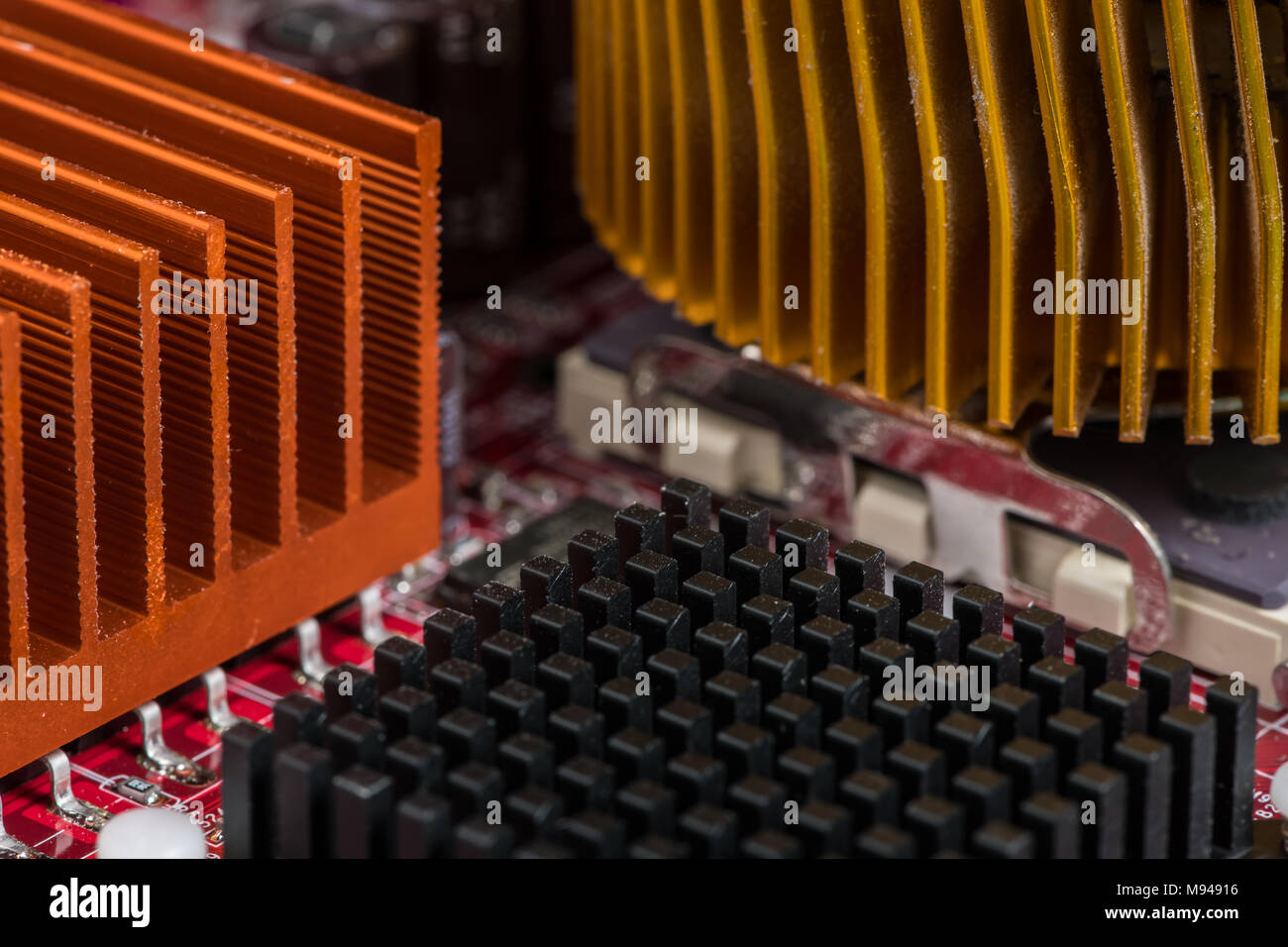 Dettagli di una vecchia scheda di circuito, elementi di raffreddamento, ventola Foto Stock