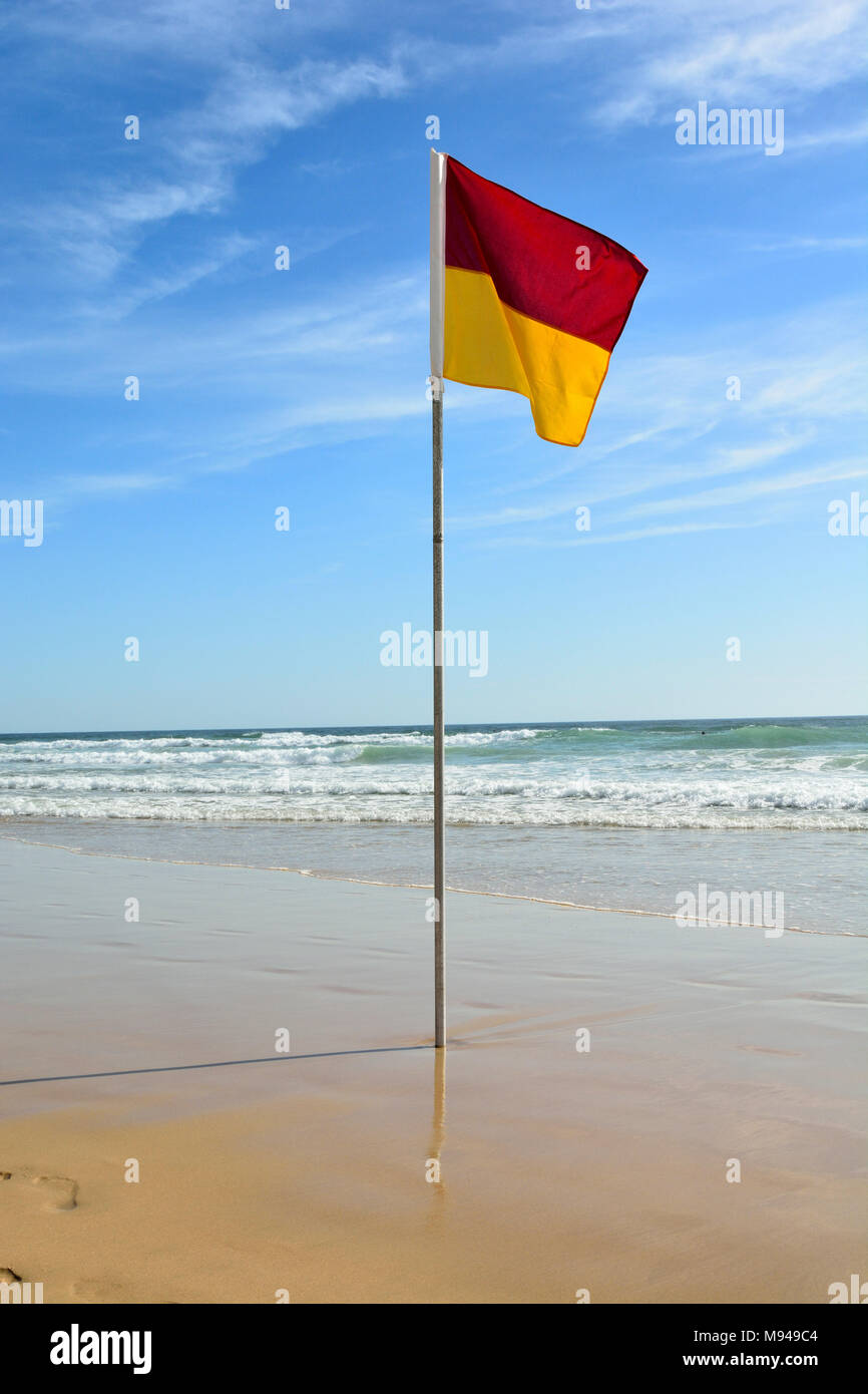 Area piscina bandiera di confine su una spiaggia in Australia. Foto Stock