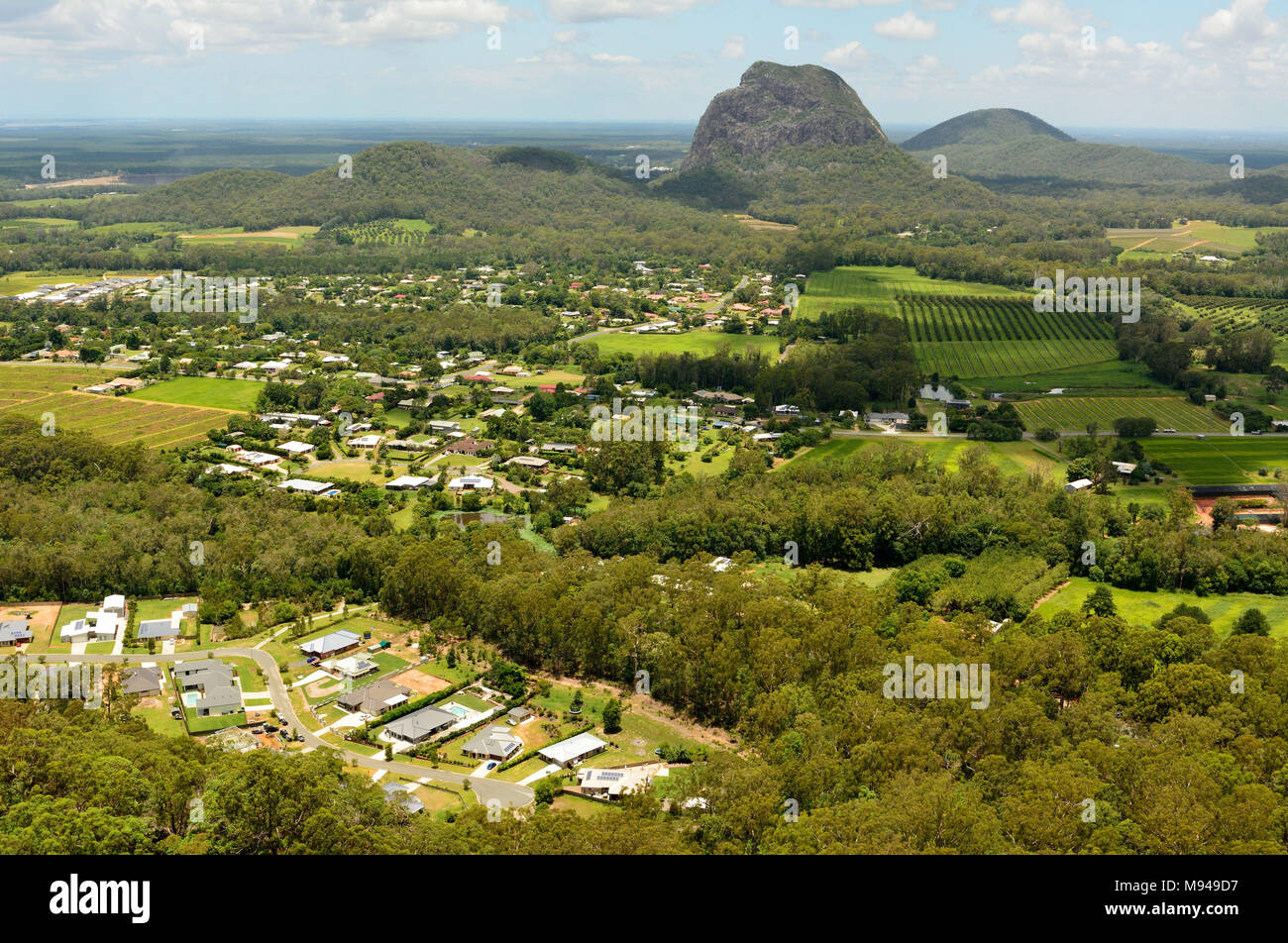 Vista verso Mt Tibrogargan in casa di vetro montagne regione nel Queensland, Australia. Foto Stock