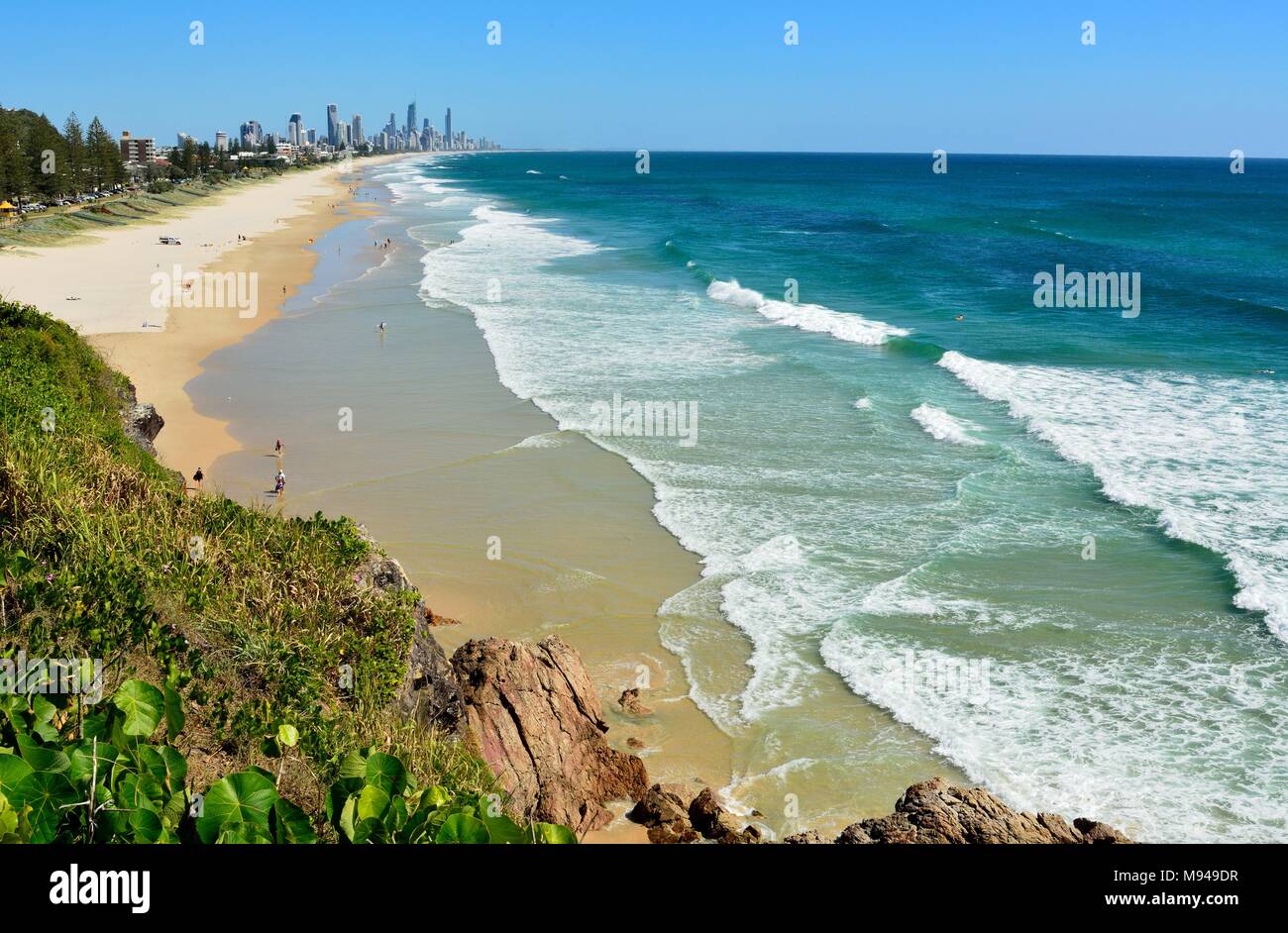 Miami, Gold Coast, Queensland, Australia - 14 gennaio 2018. Vista su tutta Miami e Broadbeach verso Surfers Paradise, con persone ed edifici in th Foto Stock