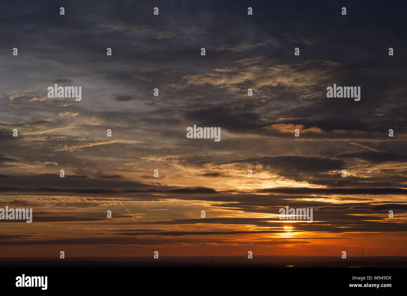 Bella serata sky con drammatica nuvole al tramonto sulla romantica orizzonte della Sassonia in Germania Foto Stock