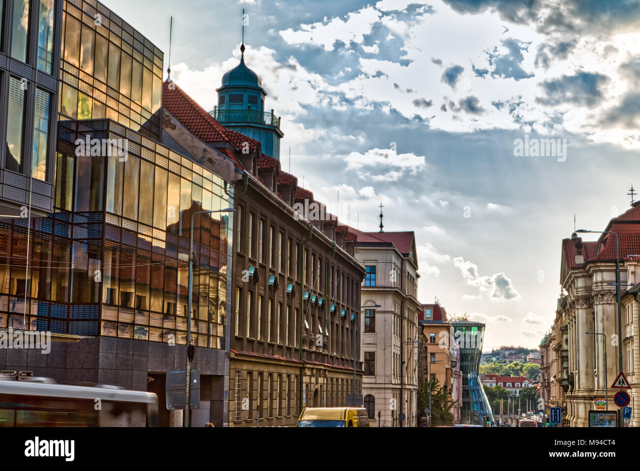 Praga, Repubblica Ceca - 27 agosto 2014: il sole illumina la Casa Danzante di Praga Foto Stock