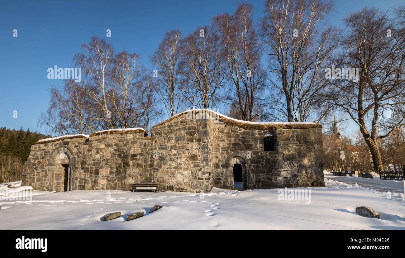 Bamble, Norvegia - 17 Marzo 2018: della chiesa di Sant'Olav resti in Bamble, Norvegia. Foto Stock