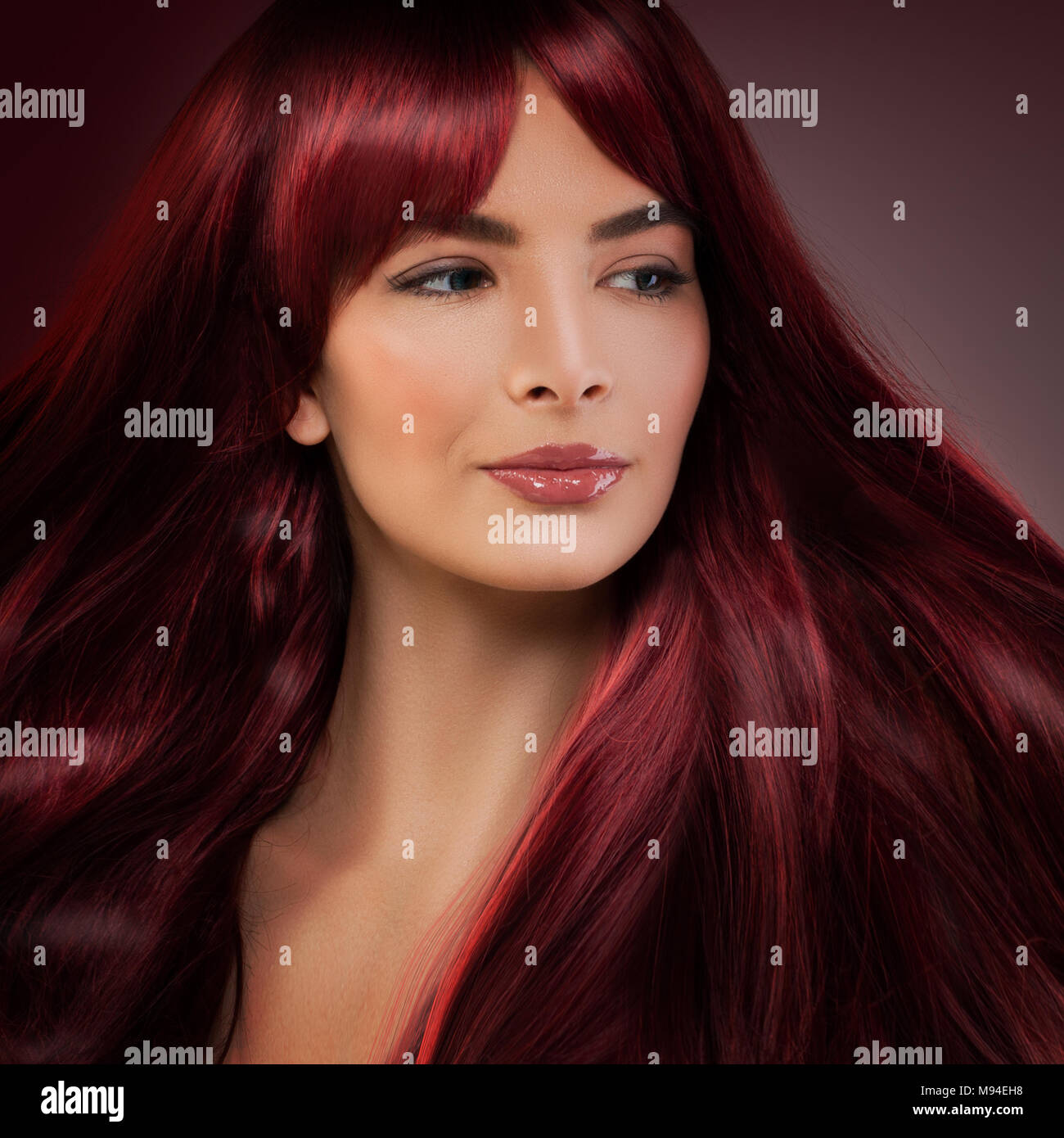 Bellissimo modello donna con capelli rossi. Felice Redhead modello Foto Stock