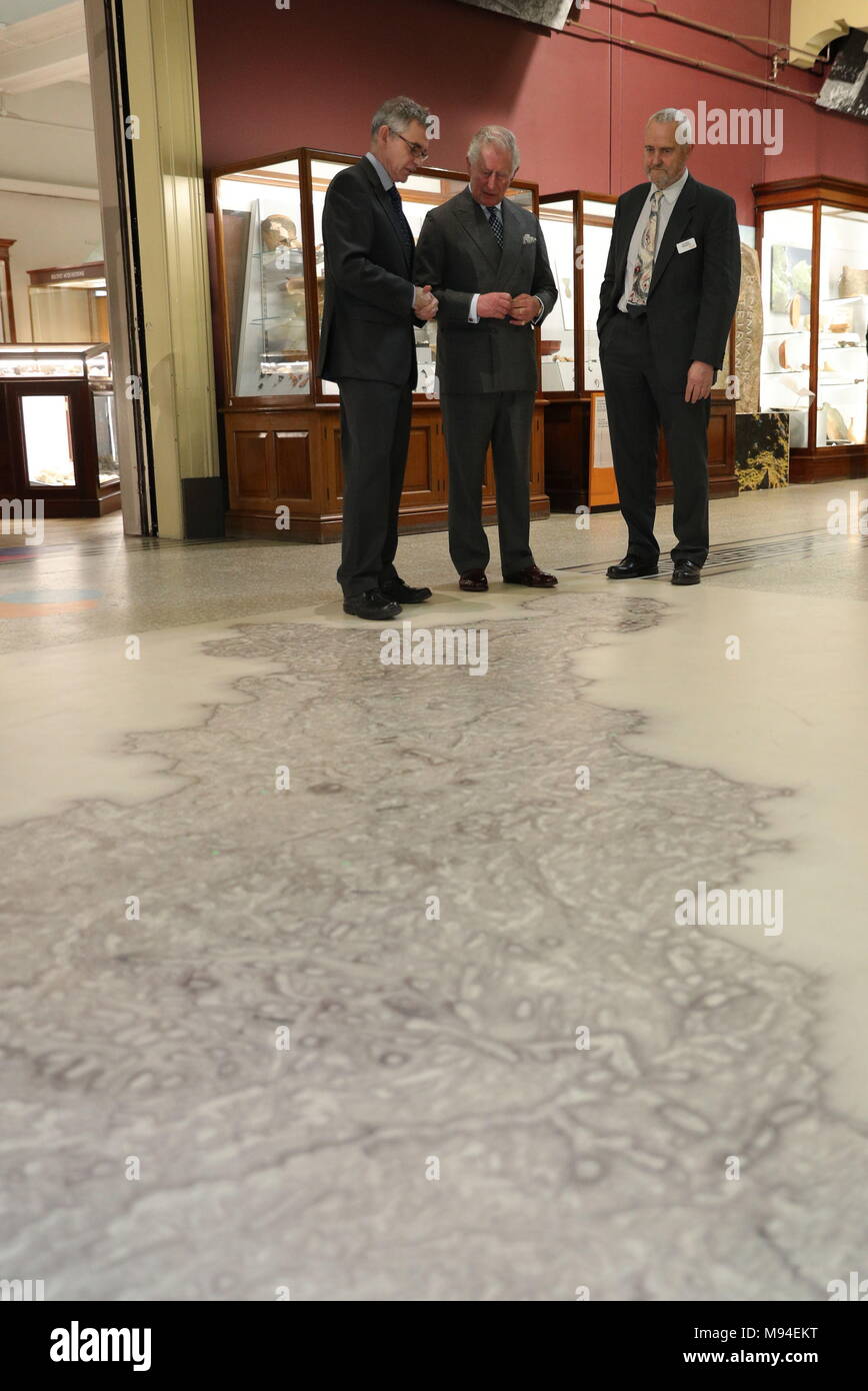 Il Principe di Galles (centro) guarda un'immagine del primo Ordnance Survey mappa di Cornovaglia prevista nel piano, durante una visita al Royal Cornwall Museum di Truro per segnare il suo anno del bicentenario. Foto Stock