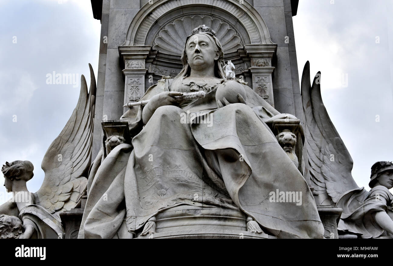 Il memoriale della Victoria è un monumento alla regina Victoria, che si trova alla fine del Centro commerciale a Londra e progettata e realizzata dallo scultore (Sir) Thoma Foto Stock