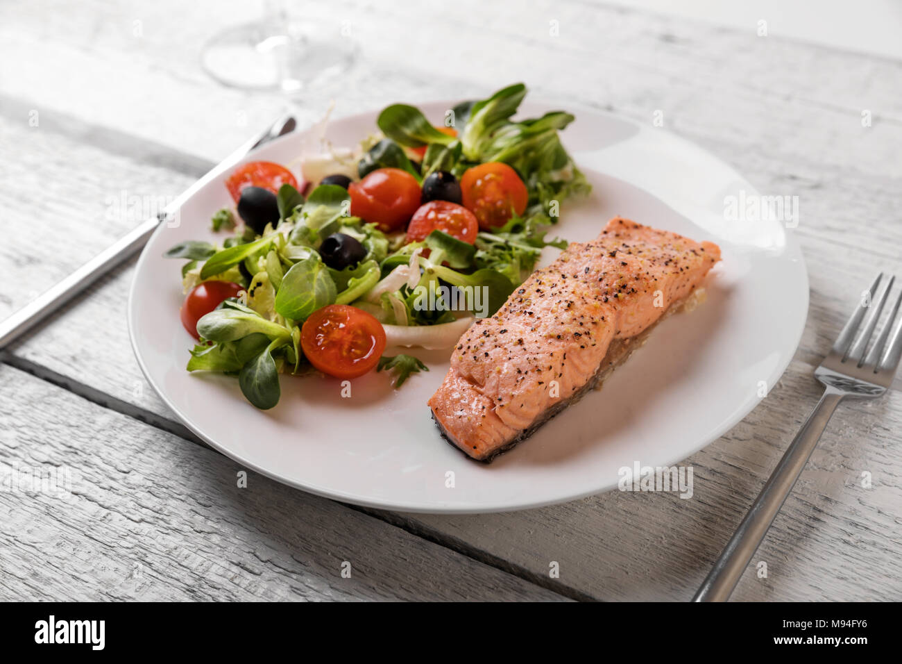 Verdura fresca insalata con salmone alla griglia sul piatto Foto Stock