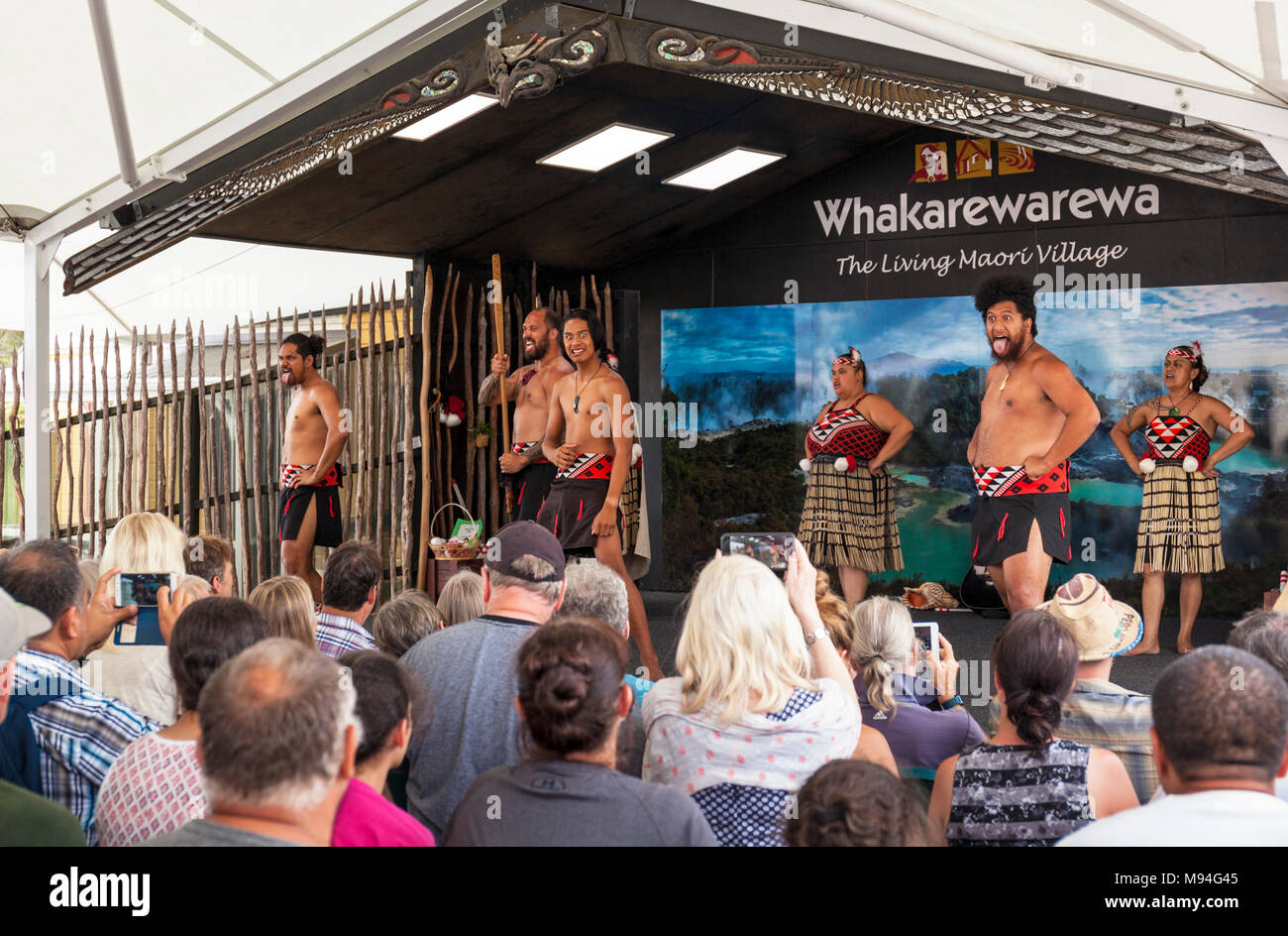 Nuova Zelanda Rotorua Nuova Zelanda whakarewarewa rotorua culturale maori spettacolo di intrattenimento con ballerini maori nz Isola del nord della Nuova Zelanda Oceania Foto Stock