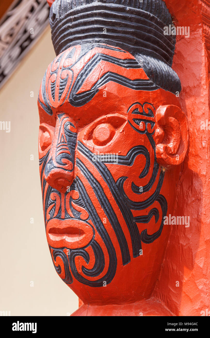 Nuova Zelanda Rotorua Nuova Zelanda Maori Whakarewarewa carving facial tatuaggi maori tattoo faccia il meeting house wahiao nuova zelanda Isola del nord nz Foto Stock