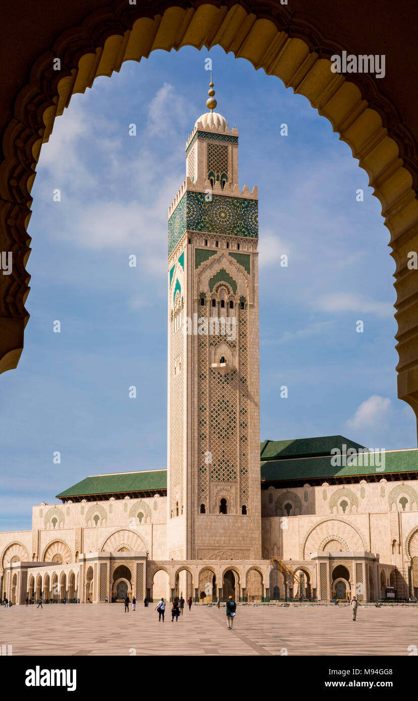 Il Marocco, Casablanca, la Moschea di Hassan II dalla collonade ombreggiato Foto Stock