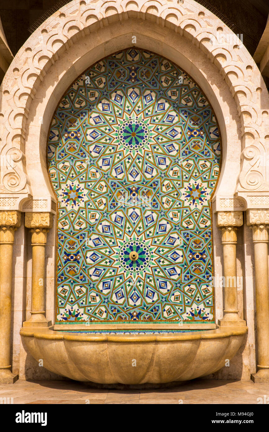 Il Marocco, Casablanca, la Moschea di Hassan II mattonelle zellij decorazione della fontana di acqua Foto Stock
