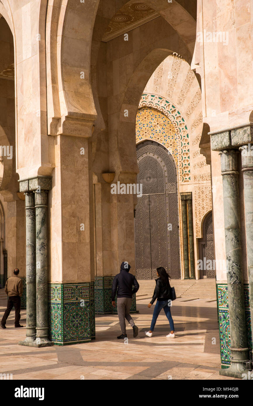 Il Marocco, Casablanca, la Moschea di Hassan II mattonelle zellij archi decorati Foto Stock