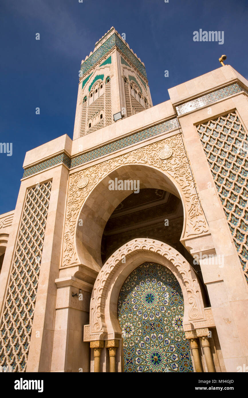 Il Marocco, Casablanca, la Moschea di Hassan II mattonelle zellij fontana e minareto Foto Stock