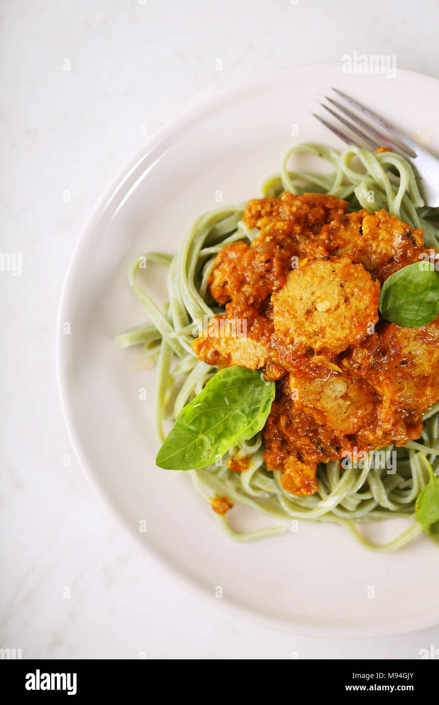 Pasta con salsa bolognese e basilico Foto Stock