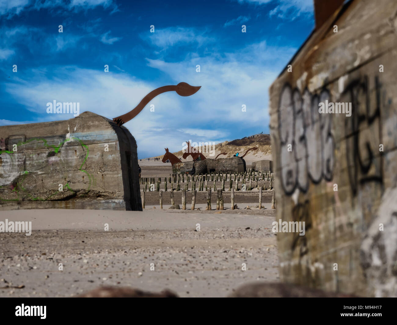 Guerra Mondiale 2 bunkers con cdecoration come cavallucci marini in blaavand sulla costa del mare del Nord, Danimarca Foto Stock
