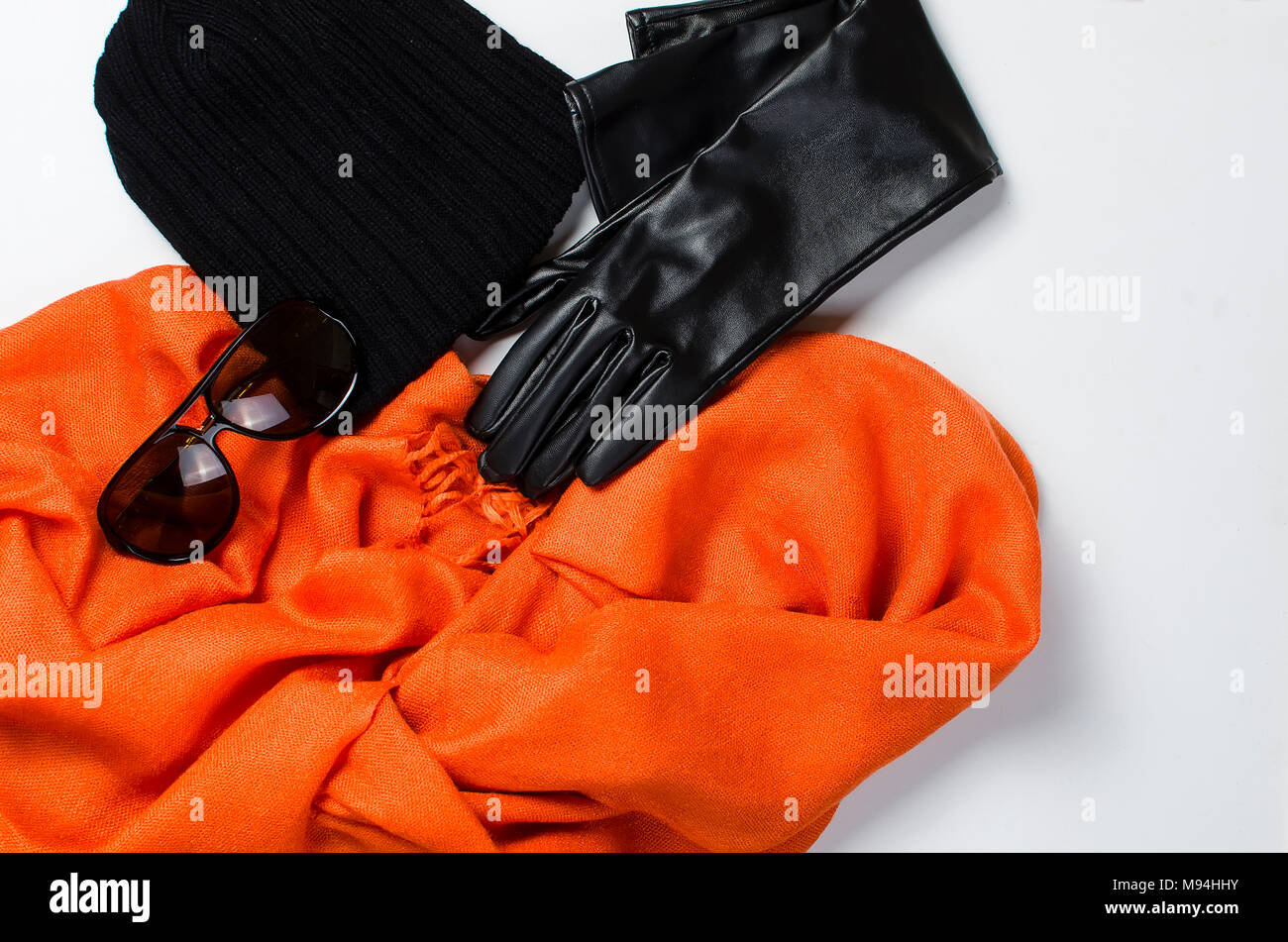 Collage di abbigliamento femminile e accessori.scarpe, foulard, guanti, borsa e occhiali per giorni di autunno in giallo e arancione su sfondo bianco. Foto Stock