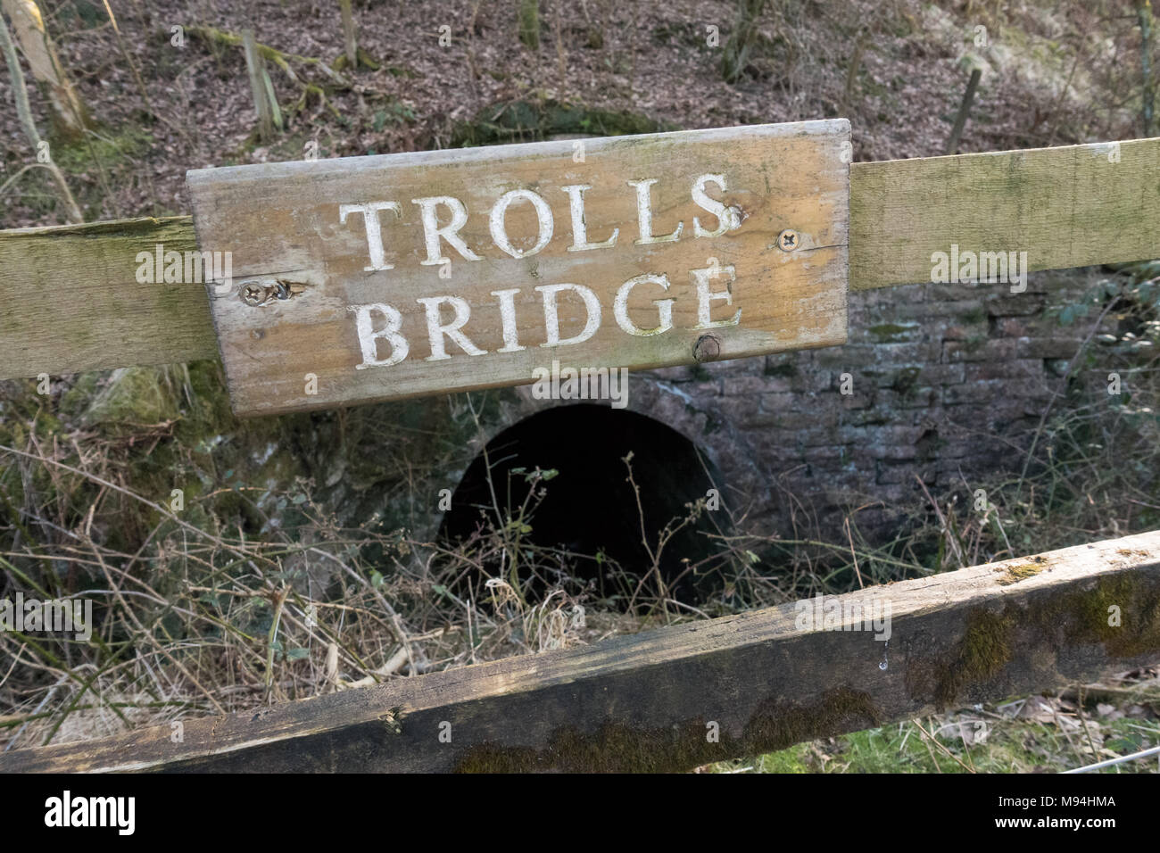 Troll Bridge firmare per la West Highland Way vicino Gartness sul Milngavie a Drymen stretch, Scotland, Regno Unito Foto Stock