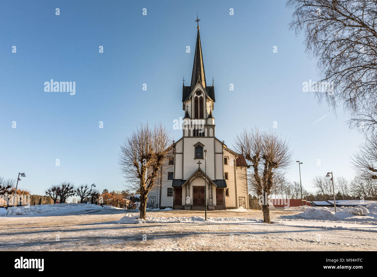 Bamble Chiesa, grande chiesa in legno costruito nel 1845. L'inverno, la neve, il cielo blu. Vista frontale. L'immagine orizzontale. Foto Stock