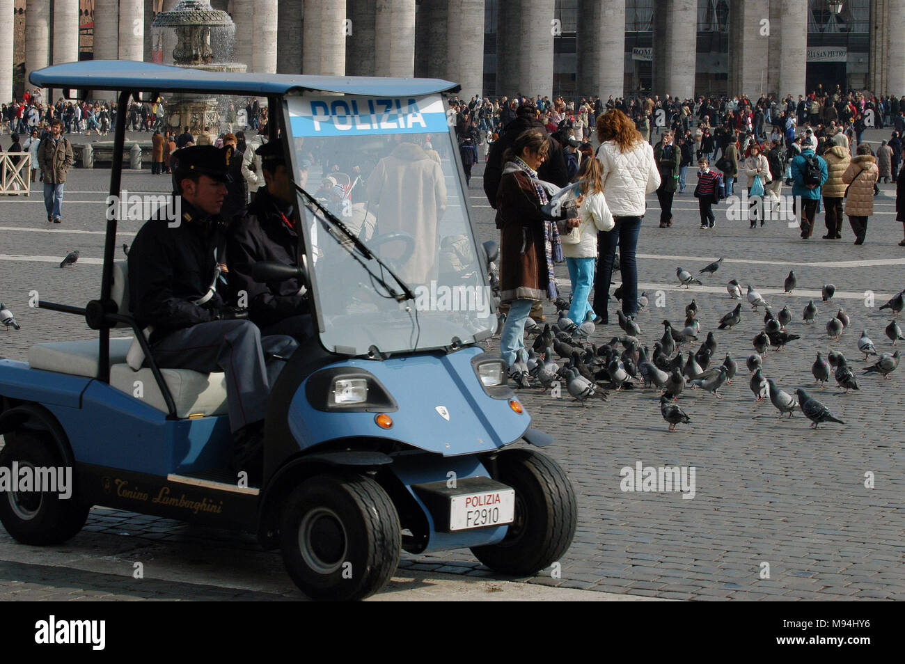 Città del Vaticano. Auto della Polizia di pattuglie a Piazza San Pietro. Vaticano. Foto Stock