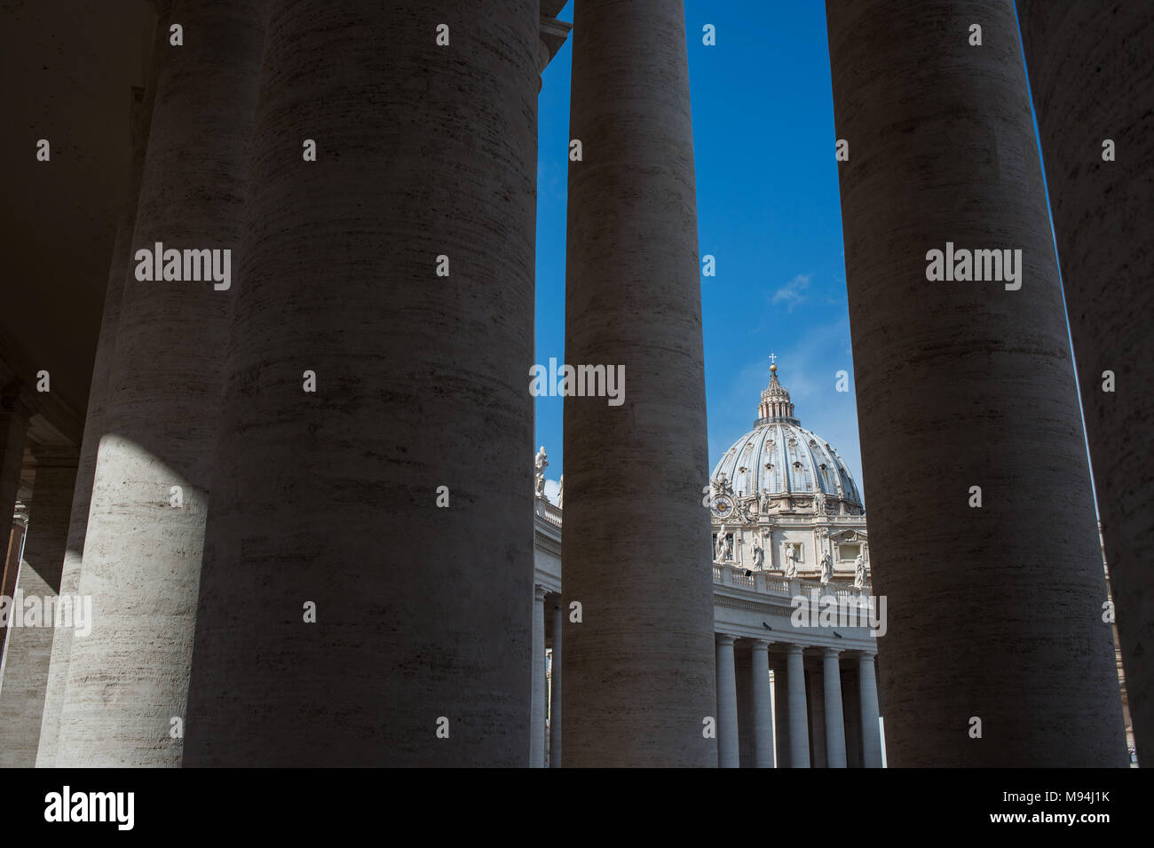 Città del Vaticano. La cupola della Basilica di San Pietro e del colonnato del Bernini. Vaticano. Foto Stock