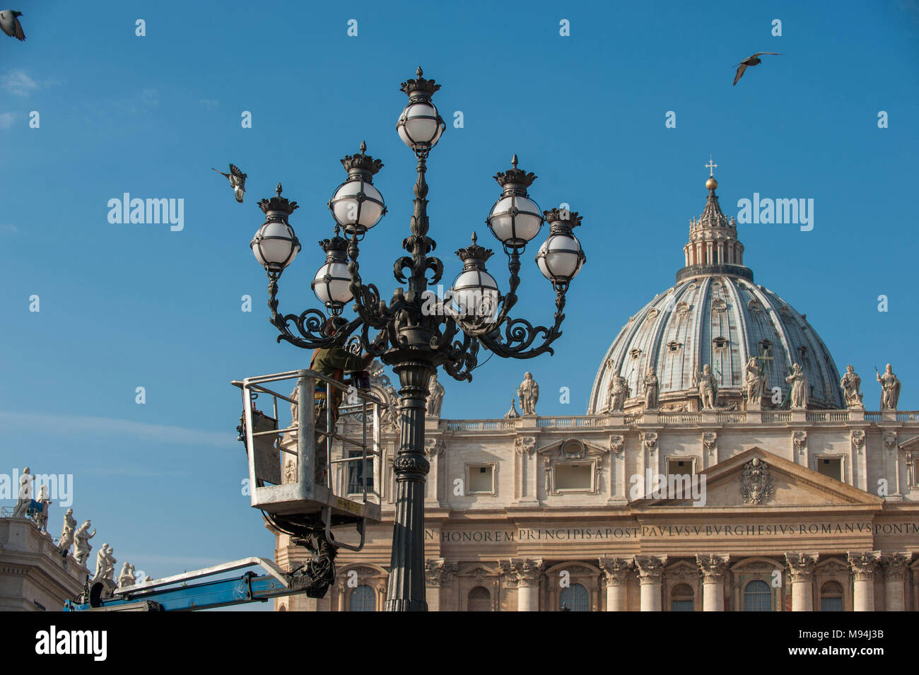 Città del Vaticano. Manutenzione dei lampioni nella piazza della Basilica di San Pietro. Vaticano. Foto Stock