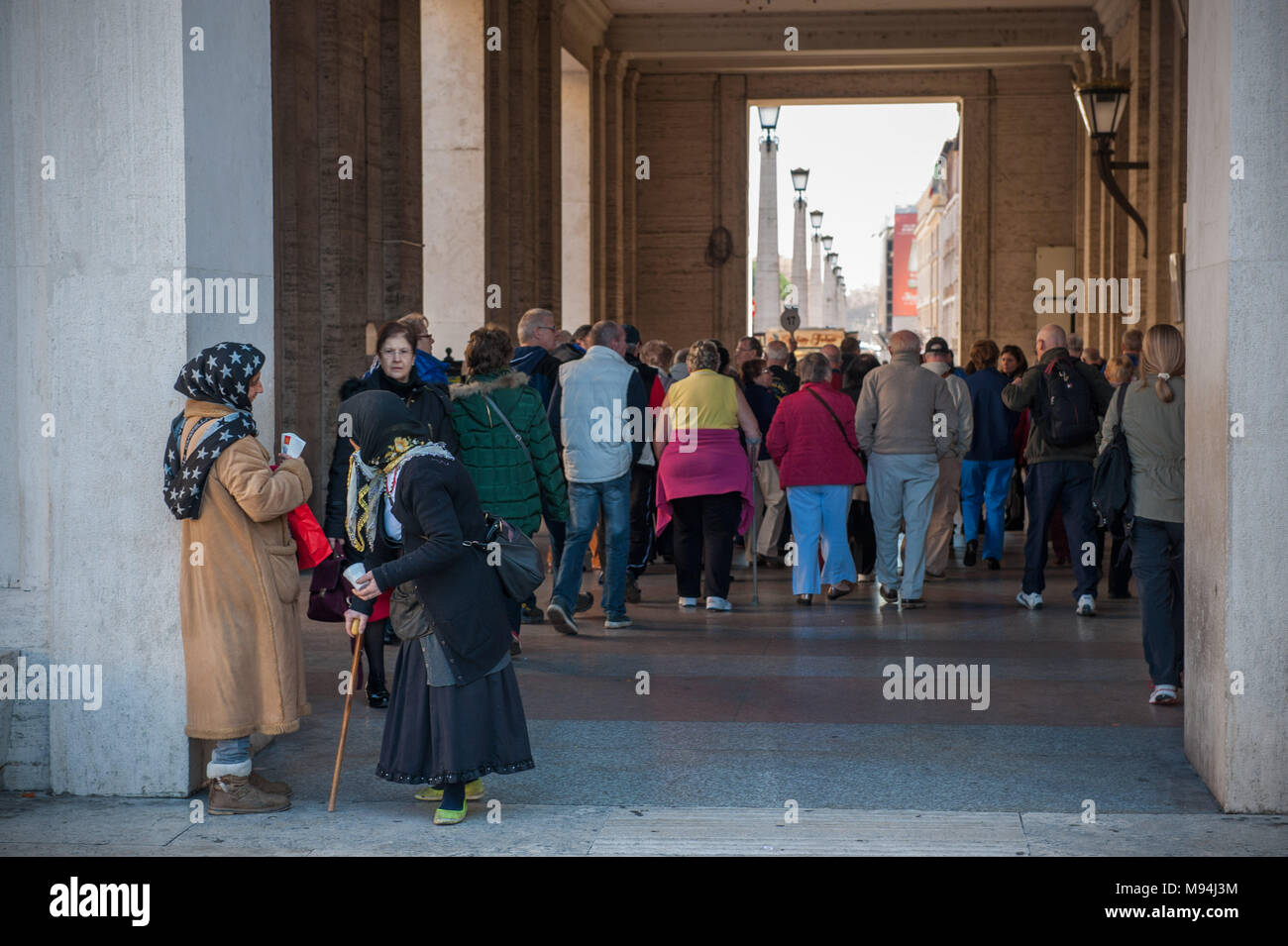 Roma. Romani donne mendicare, Conciliazione street. L'Italia. Foto Stock