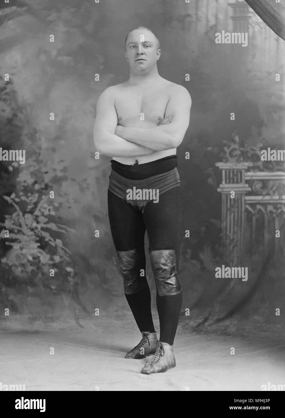 Fine del secolo il lottatore si mette in mostra i suoi muscoli in un ritratto in studio, ca. 1905. Foto Stock