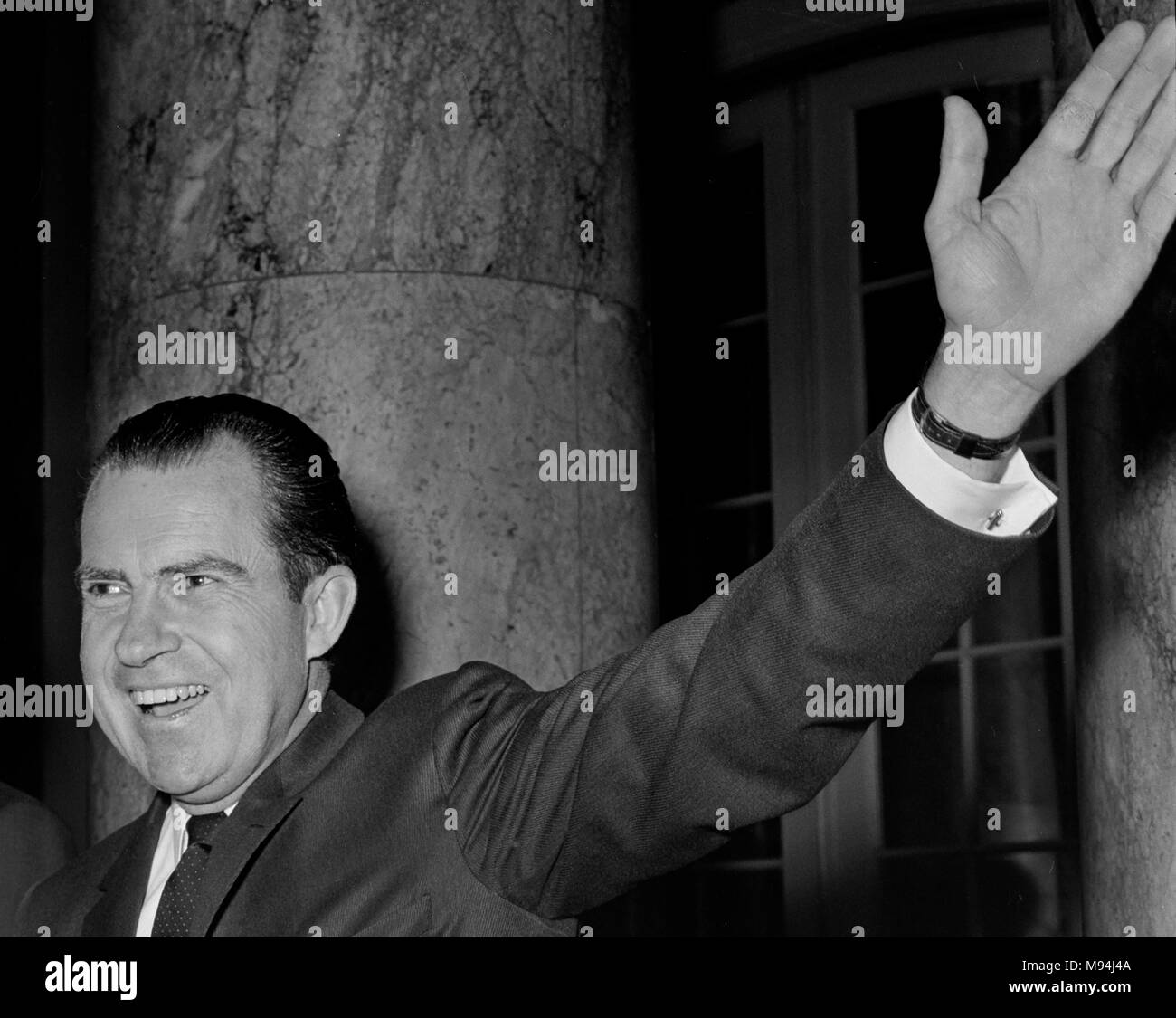 Ex Vice Presidente USA e futuro presidente Richard Nixon onde da una folla durante la visita a nord della California nel 1965. Foto Stock