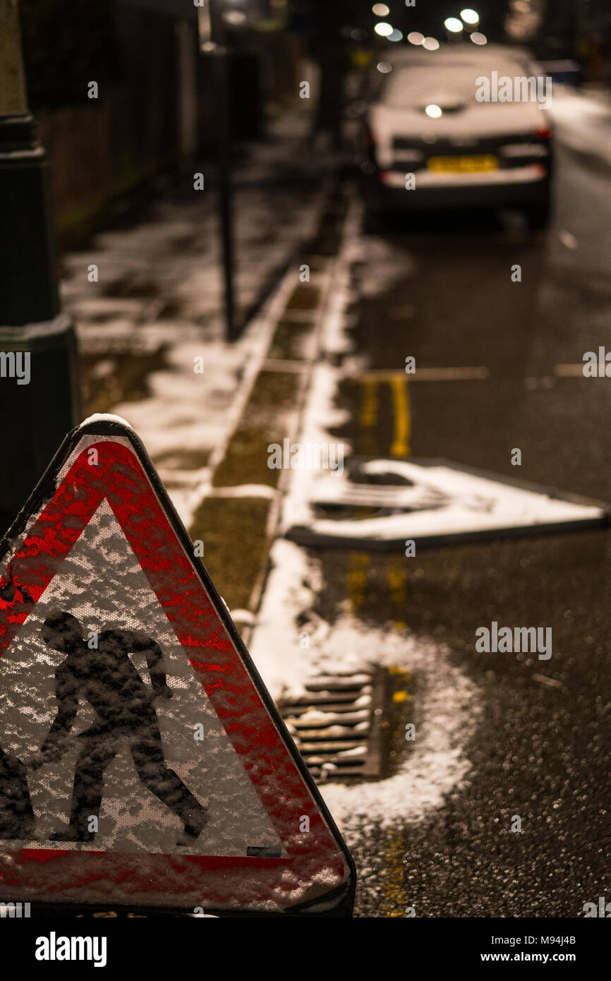 Una vista di opere stradali segno su un suburban London street. Da una serie di immagini di strade di Ealing durante un freddo snap a Londra. Data foto: Foto Stock