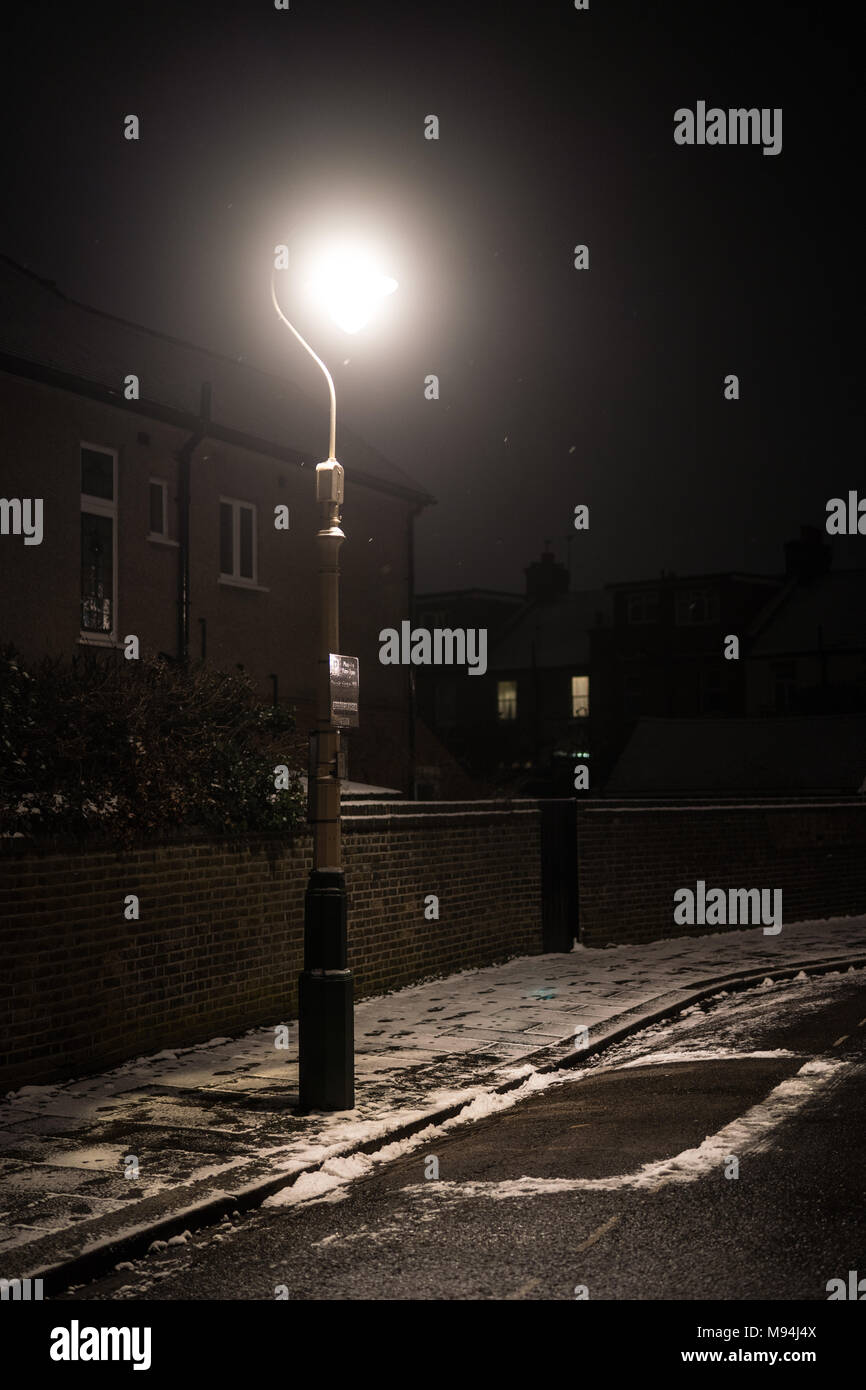 Uno spazio vuoto parcheggio su una strada suburbana a Londra. Da una serie di immagini di strade di Ealing durante un freddo snap a Londra. Data foto: Mo Foto Stock