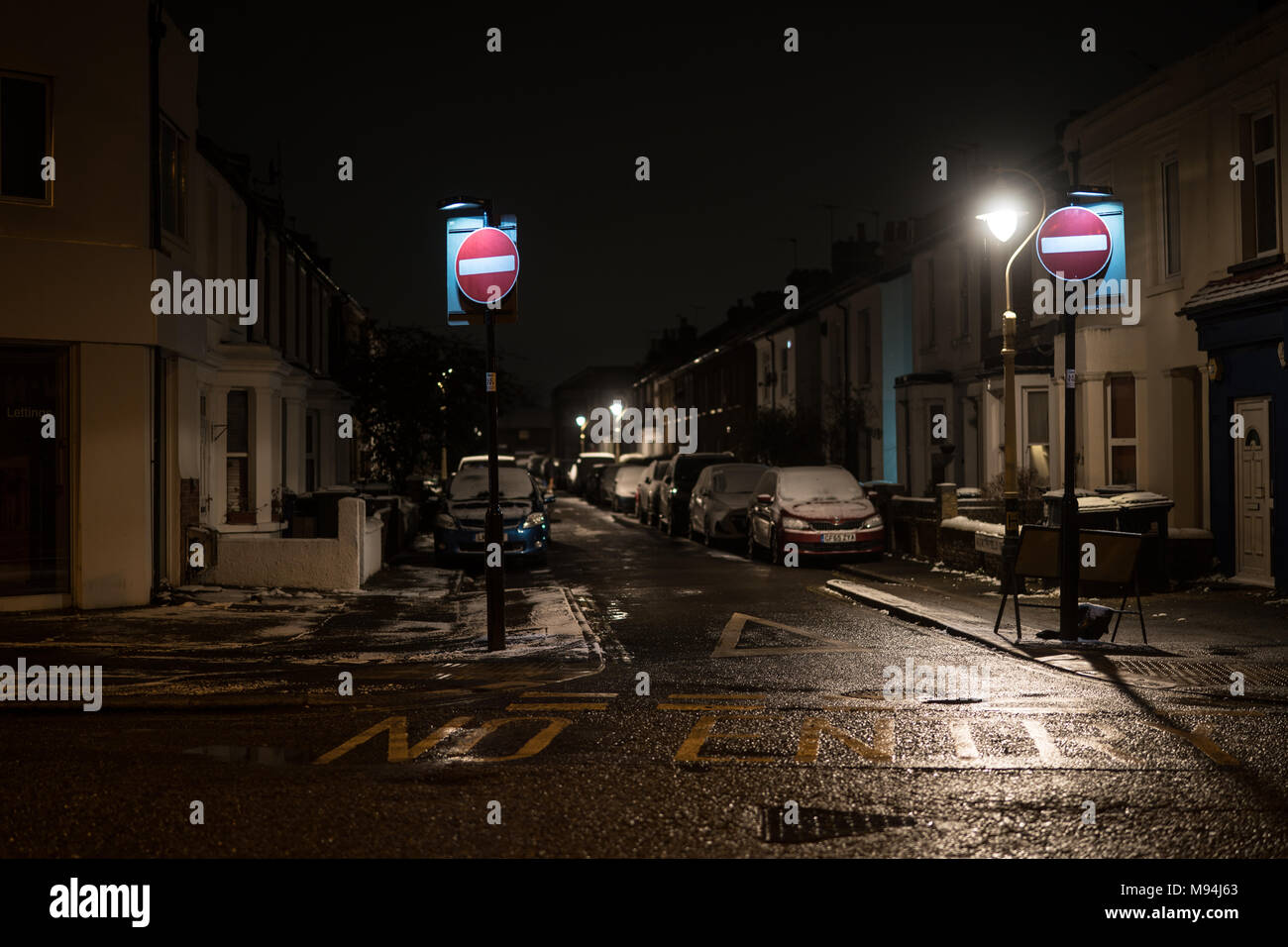 Una vista di due no-entry segni in una strada a Ealing. Da una serie di immagini di strade di Ealing durante un freddo snap a Londra. Data foto: Monda Foto Stock