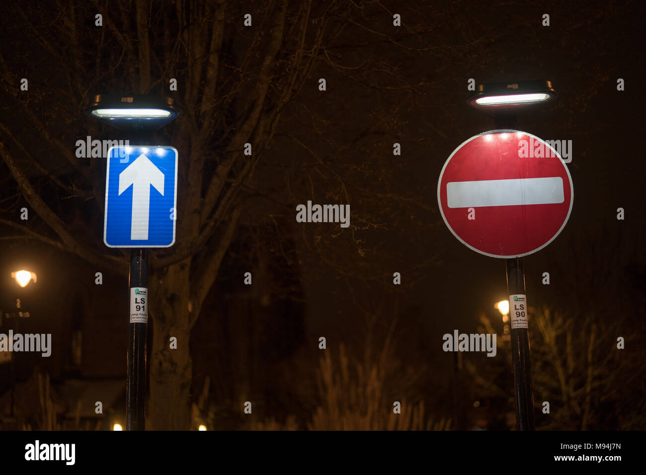 Una vista di un segno e una no-entrata segno su una strada a Ealing. Da una serie di immagini di strade di Ealing durante un freddo snap a Londra. P Foto Stock
