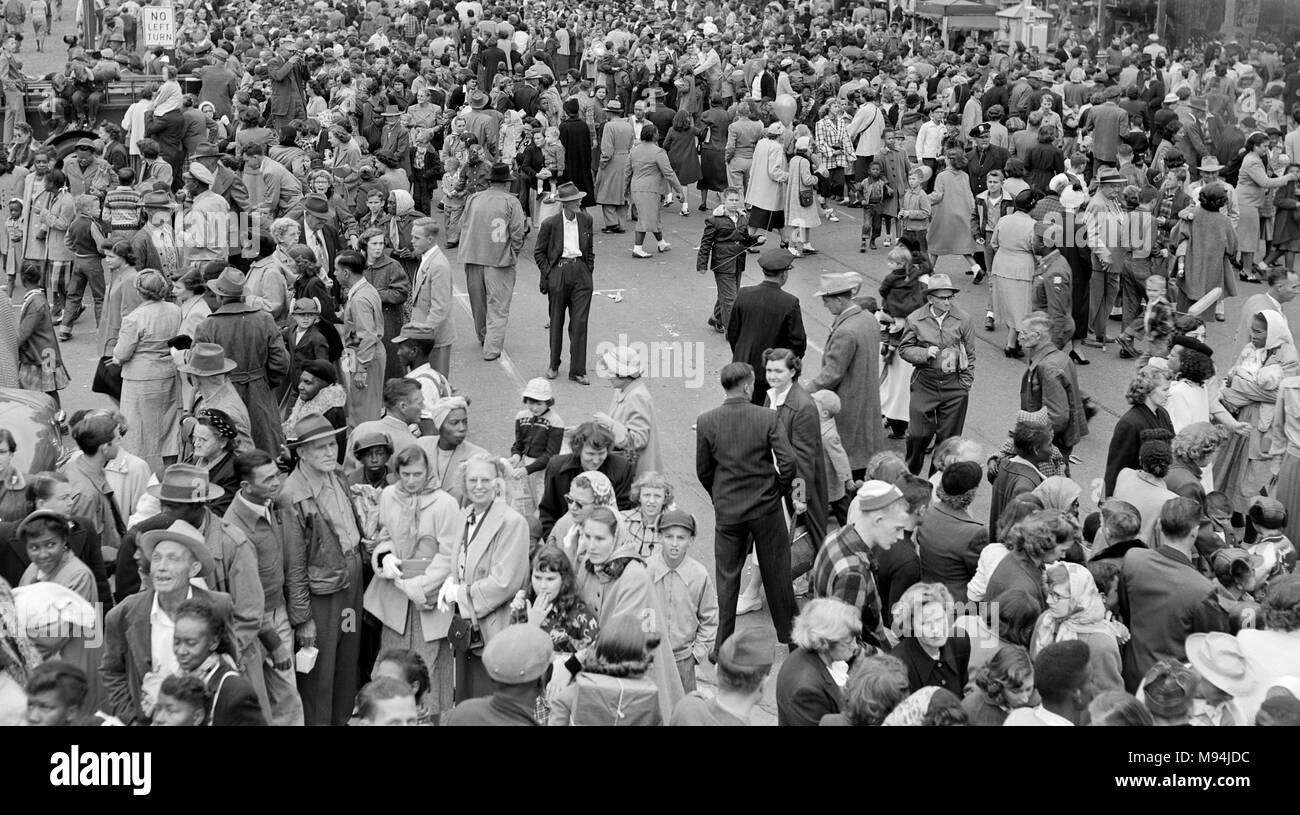 Un post-parade folla si disperde su una strada principale in Georgia, ca. 1953. Foto Stock