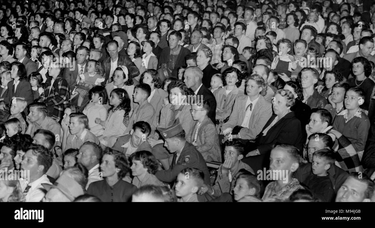 Una porzione di un folto pubblico orologi un circo, ca. 1950. Foto Stock