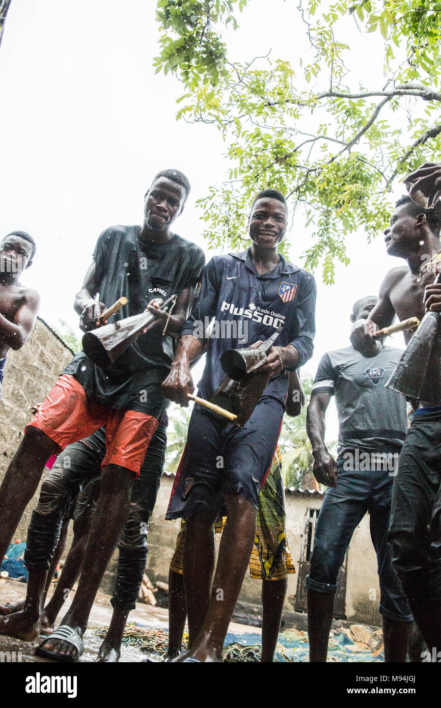 I residenti di un piccolo villaggio nei pressi di Ouidah, Sud del Benin, partecipare ad una tradizionale cerimonia voodoo. Settembre 2017. Foto Stock