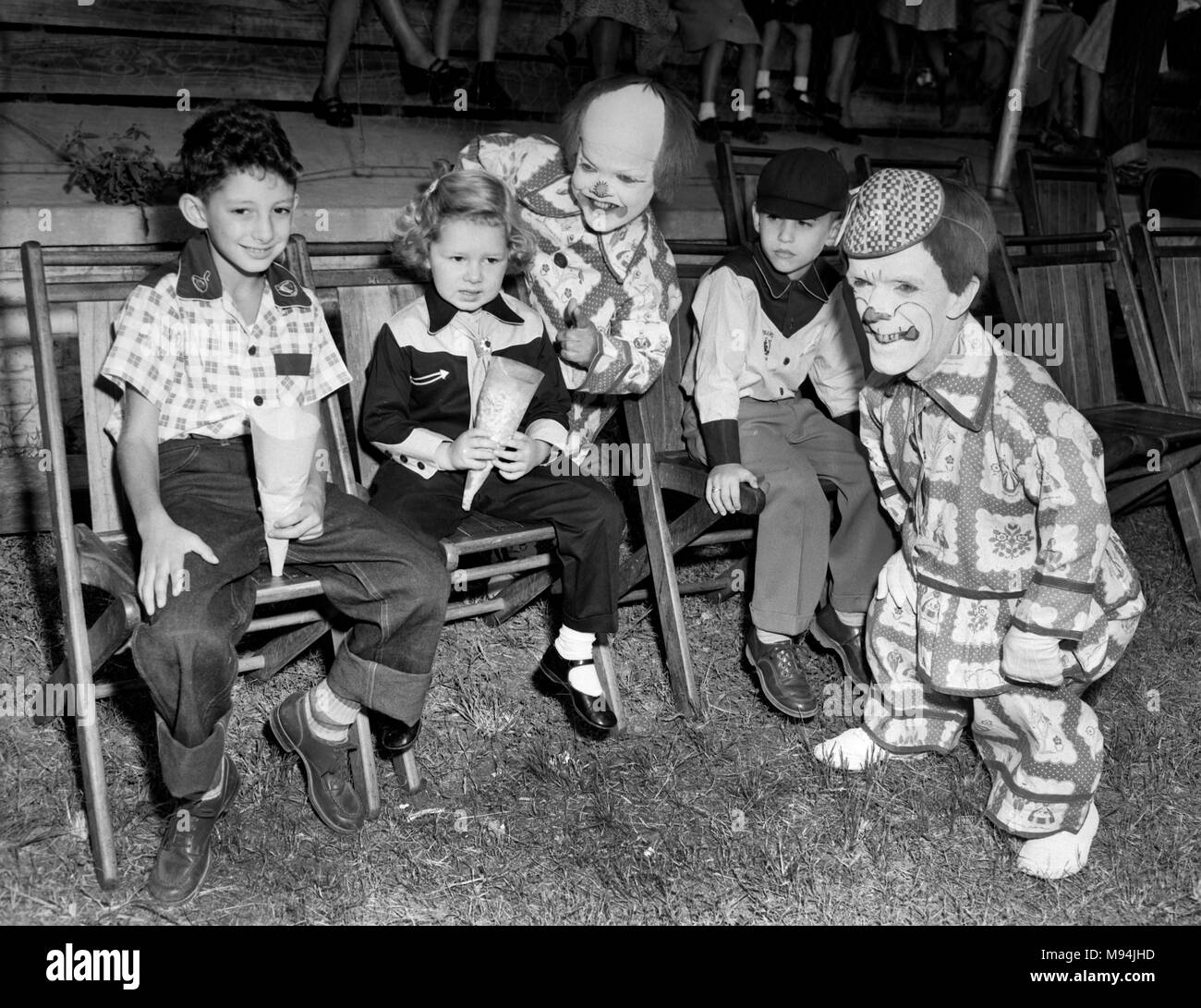 Poca gente clown intrattenere i bambini in un circo in Georgia, ca. 1948. Foto Stock