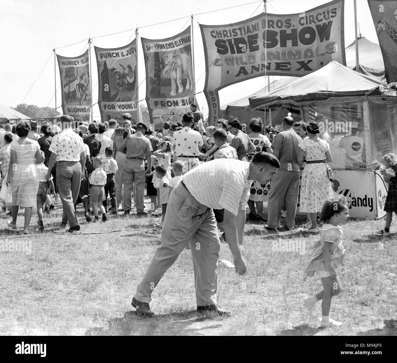 La folla si trovano di fronte alla Christiani Fratelli Circus sideshow in Georgia, ca. 1956. Foto Stock