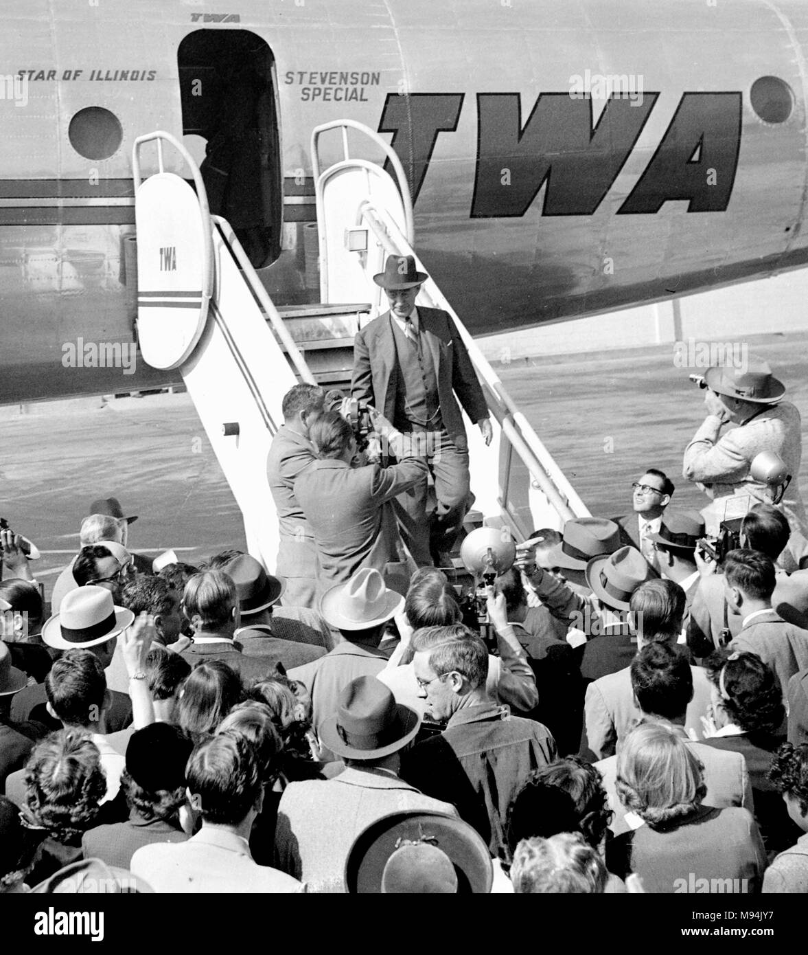 Candidato presidenziale democratico Adlai Stevenson arriva alla campagna a Kansas City, Missouri nel 1952. Foto Stock