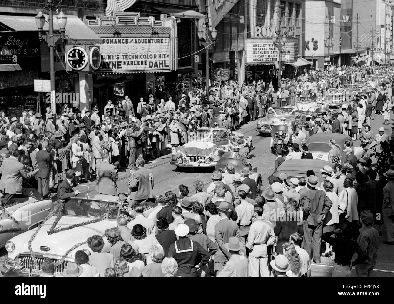 Candidato presidenziale democratico Adlai Stevenson, medio auto, campagne attraverso il centro cittadino di Kansas City, Missouri nel 1952. Foto Stock
