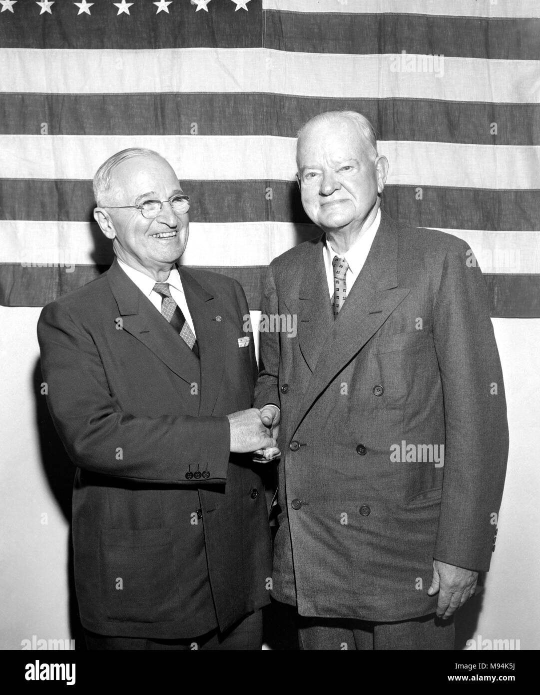 Ex-presidenti Harry Truman,sinistra e Herbert Hoover agitare le mani per la dedicazione del Harry Truman Library nel 1958. Foto Stock