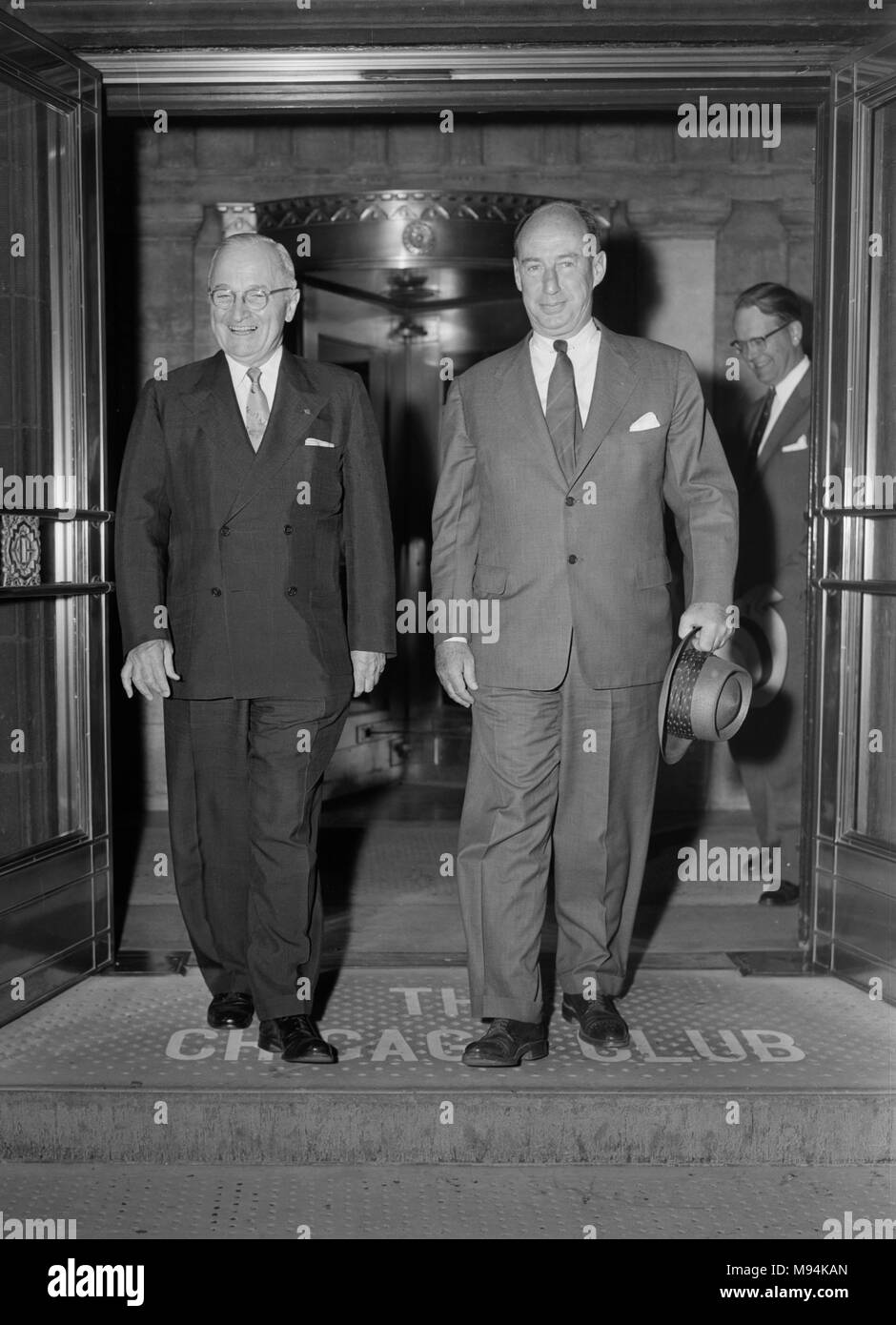 L ex Presidente Harry Truman e candidato presidenziale Adlai Stevenson uscire il Chicago Club dopo un aspetto insieme nel 1956. Foto Stock