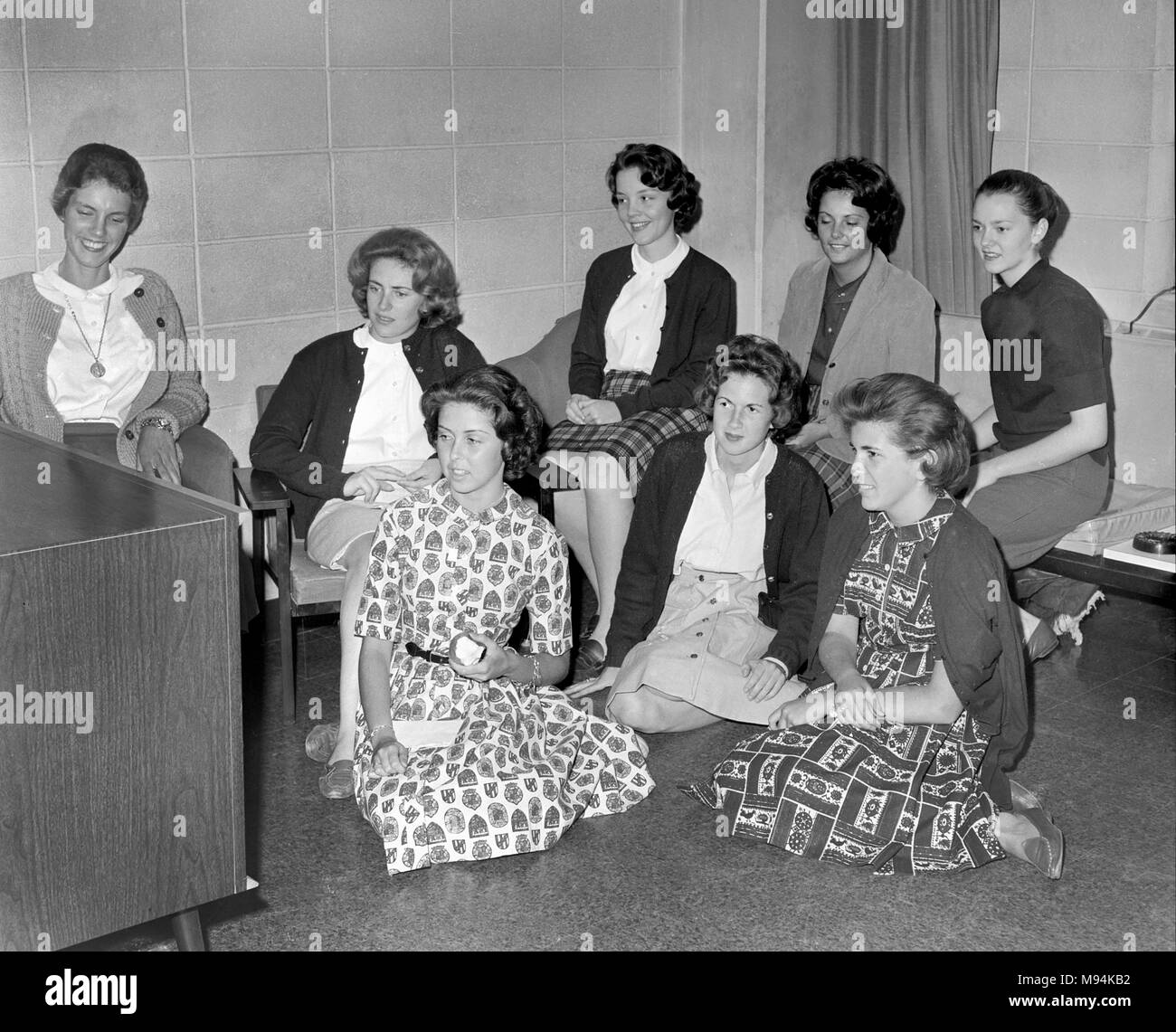 College di Donne guardare la copertura TV di mercurio spazio orbitale di volo con Scott Carpenter nel 1962. Foto Stock