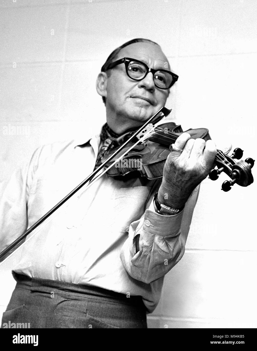 Il comico Jack Benny svolge il suo violino mentre compaiono in Chicago, ca. 1962. Foto Stock