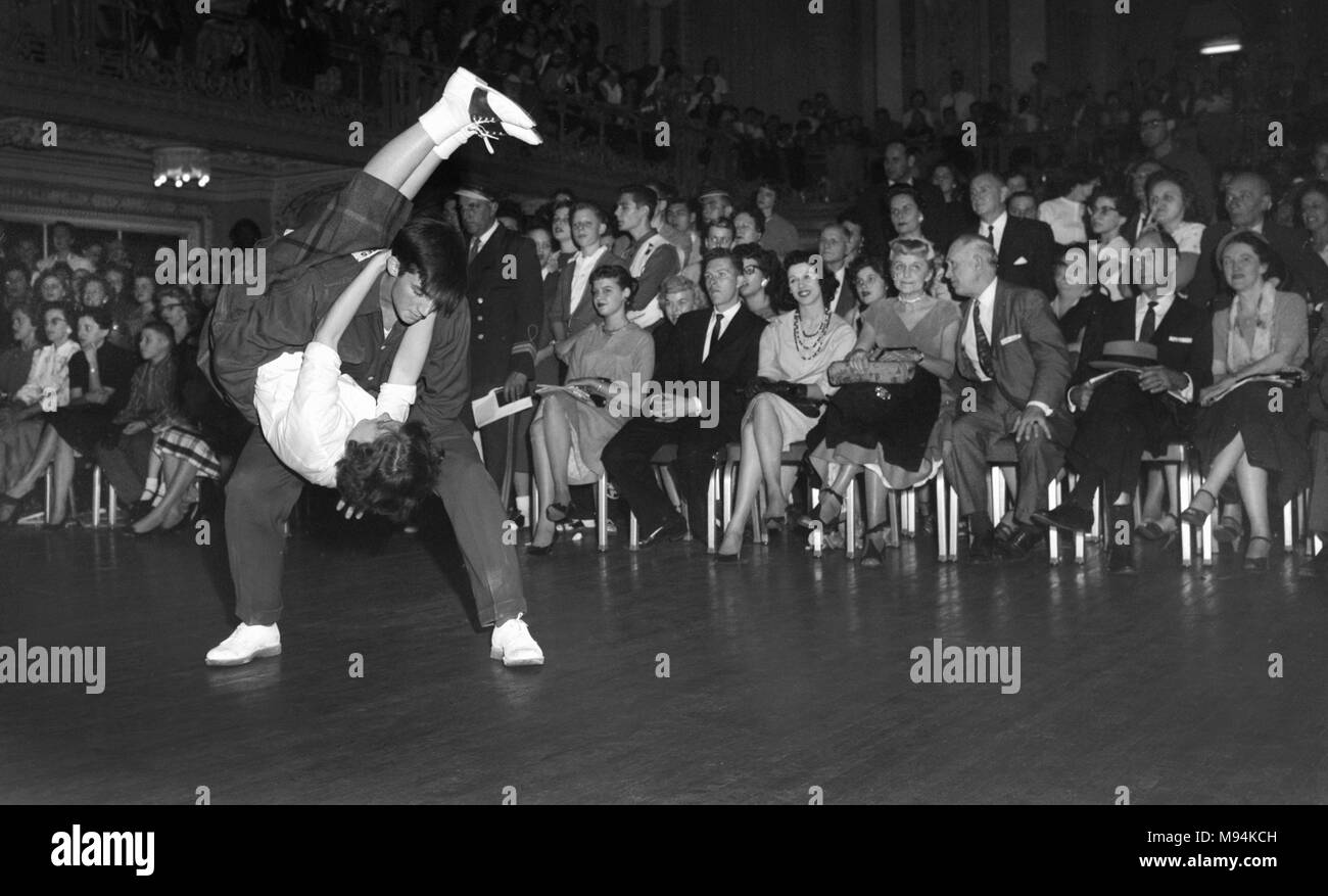 Alta schoolers dimostrare il Jitterbug dance di una folla di persone in un hotel di sala da ballo a Chicago nel 1958. Foto Stock