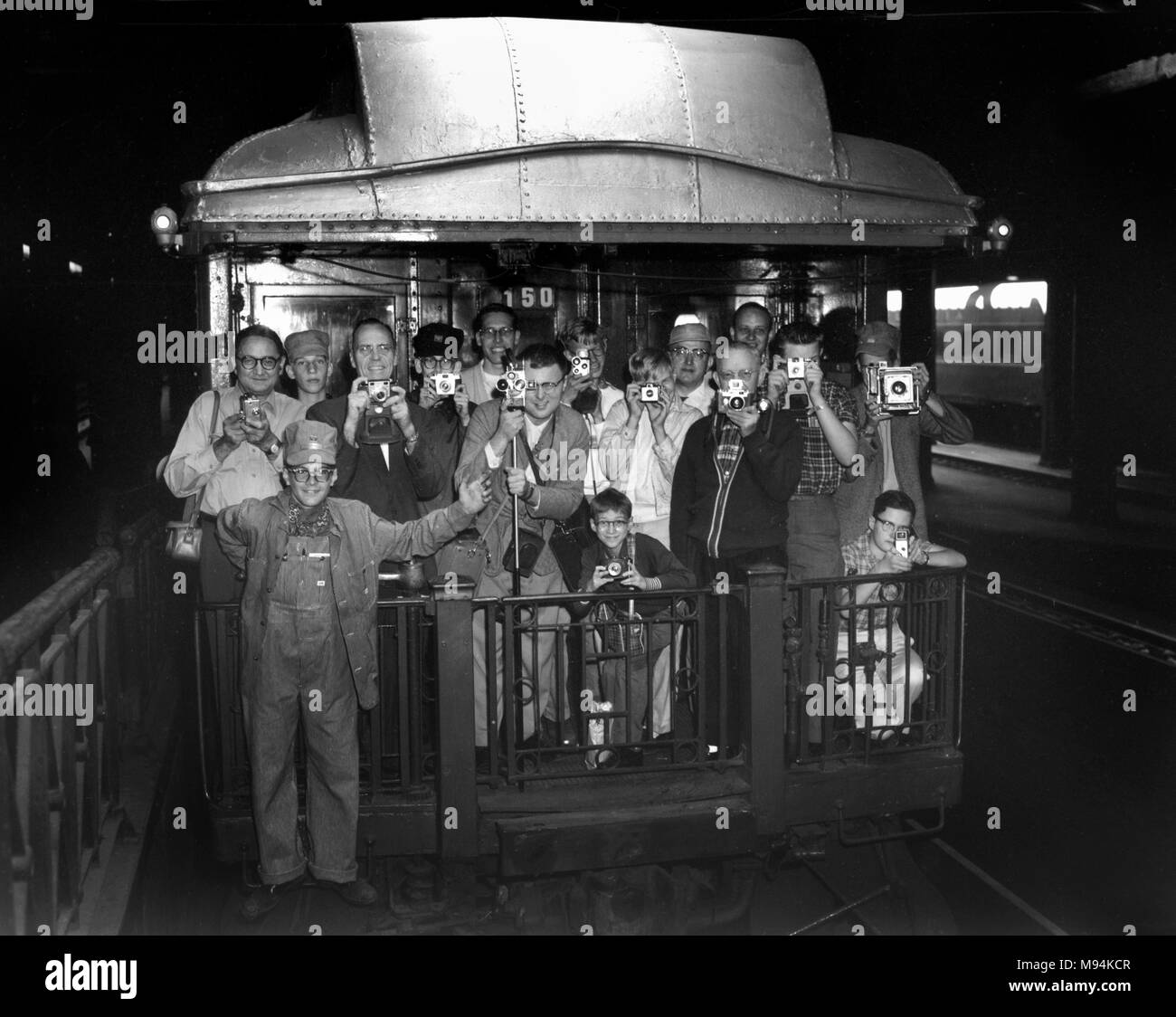 Railroad fans utilizzare le loro macchine fotografiche dal retro di un caboose in Union Station in Chicago, ca. 1961. Foto Stock