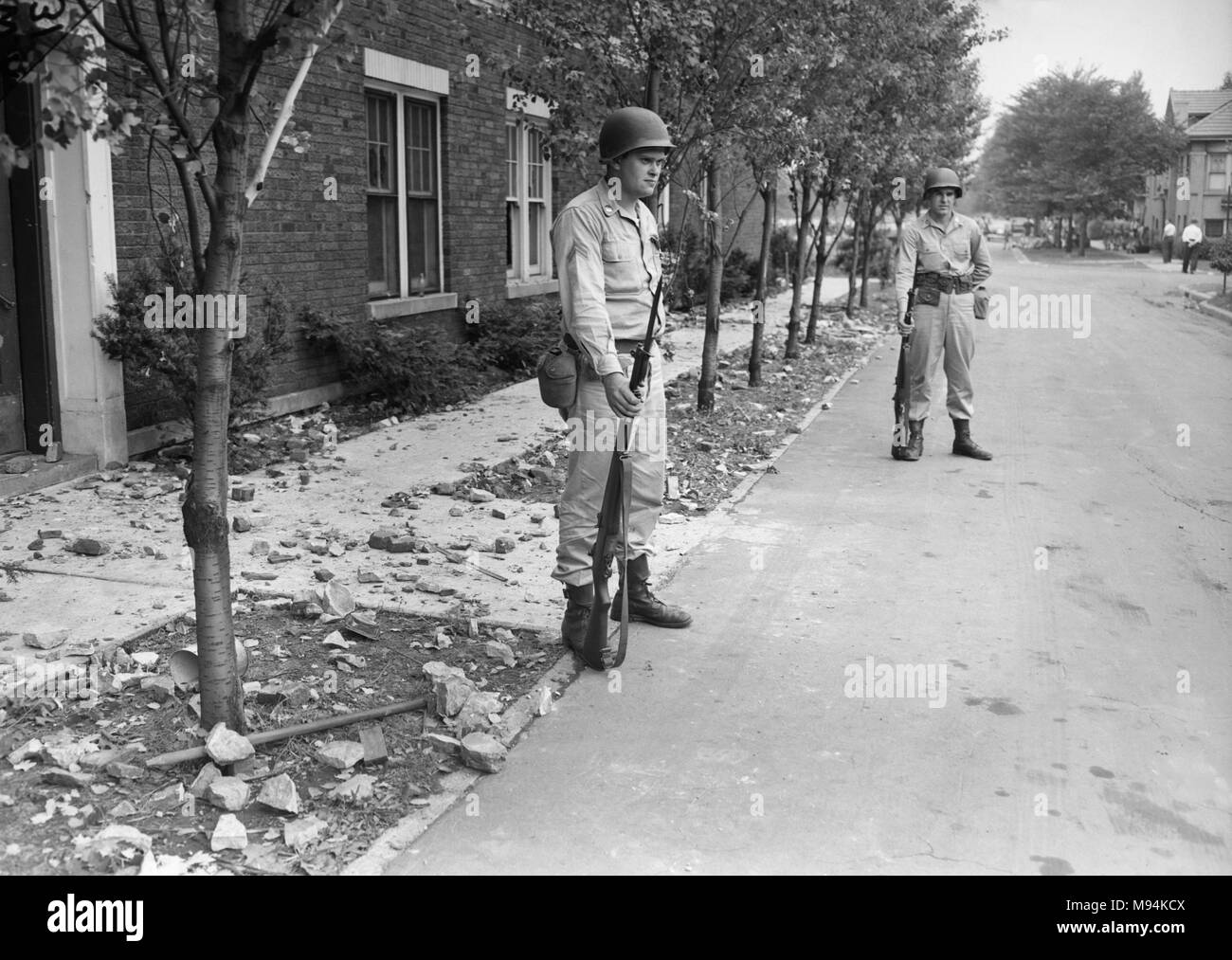 La guardia nazionale truppe stand guardia in un Cicerone, Illinois quartiere nel 1951 per sedare la violenza dopo afroamericani spostato in. Foto Stock