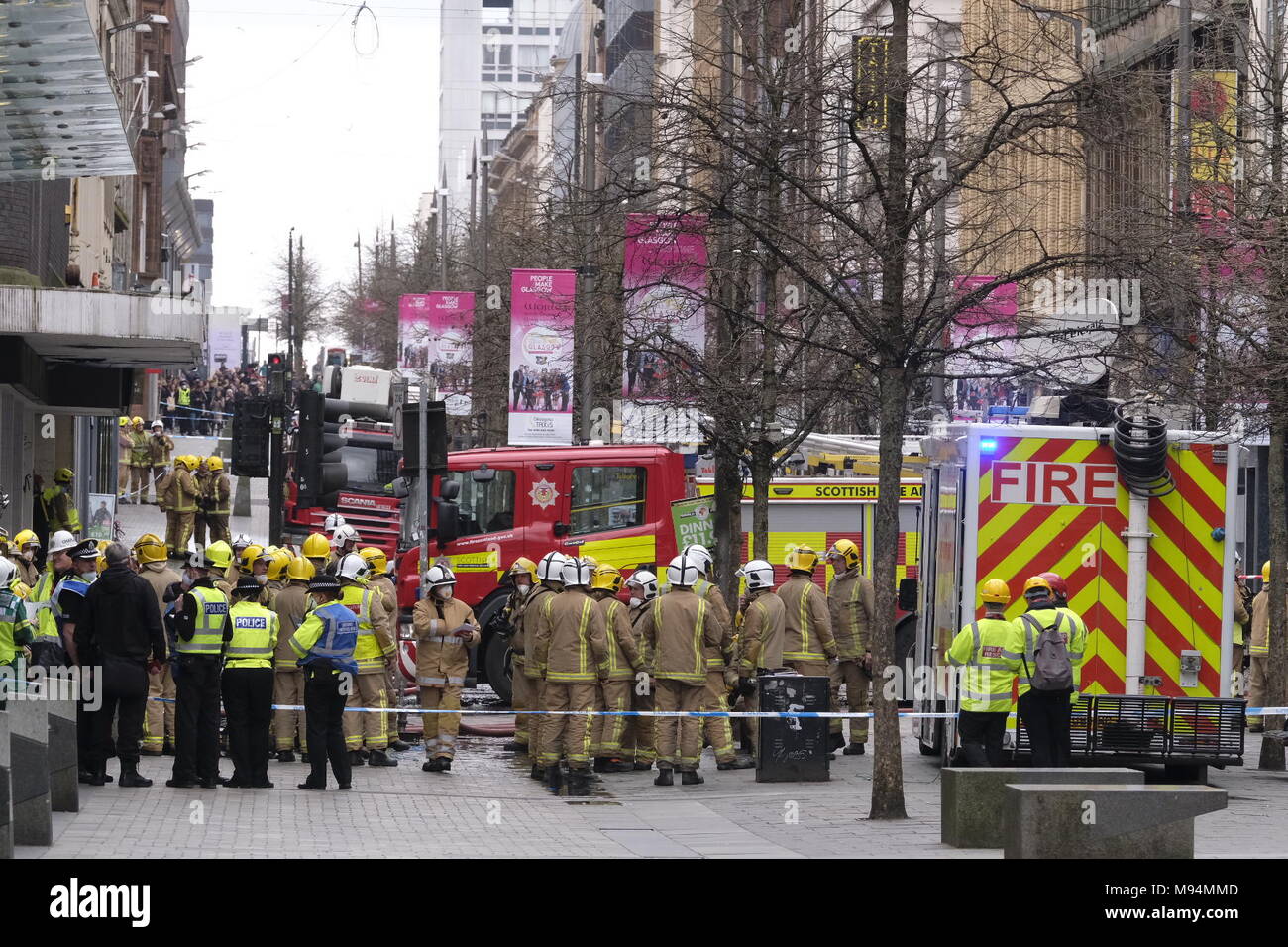 Glasgow, Regno Unito. Il 22 marzo 2018. Un grave incendio sulla Sauchiehall Street Glasgow. Strada chiusa e fuoco non sotto controllo . Credito: Iain Masterton/Alamy Live News Foto Stock