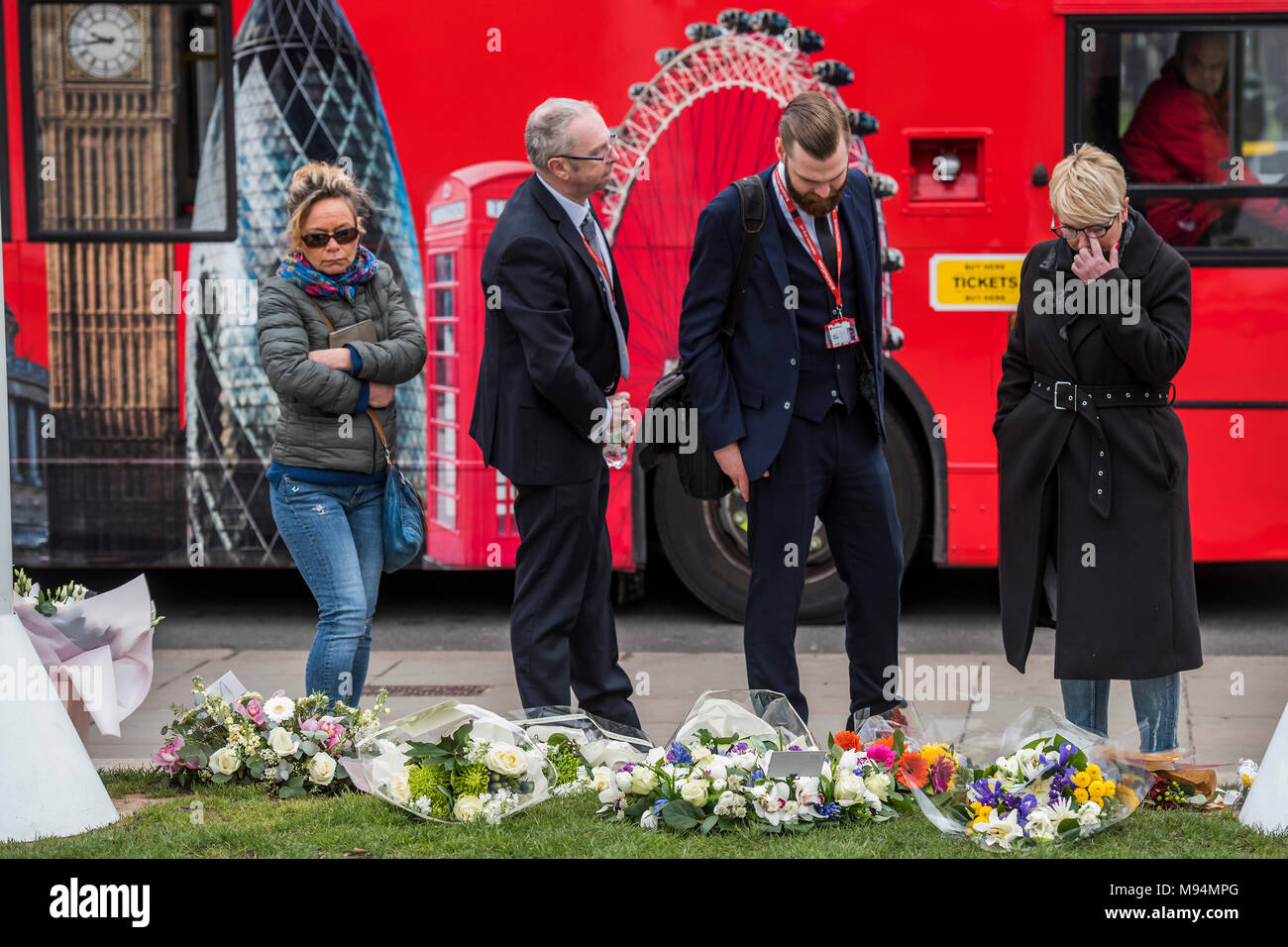 Londra, Regno Unito. Xxii marzo, 2018. Per il primo anniversario del Westminster Bridge attacco, omaggi floreali sono a sinistra su Piazza del Parlamento. Credito: Guy Bell/Alamy Live News Foto Stock
