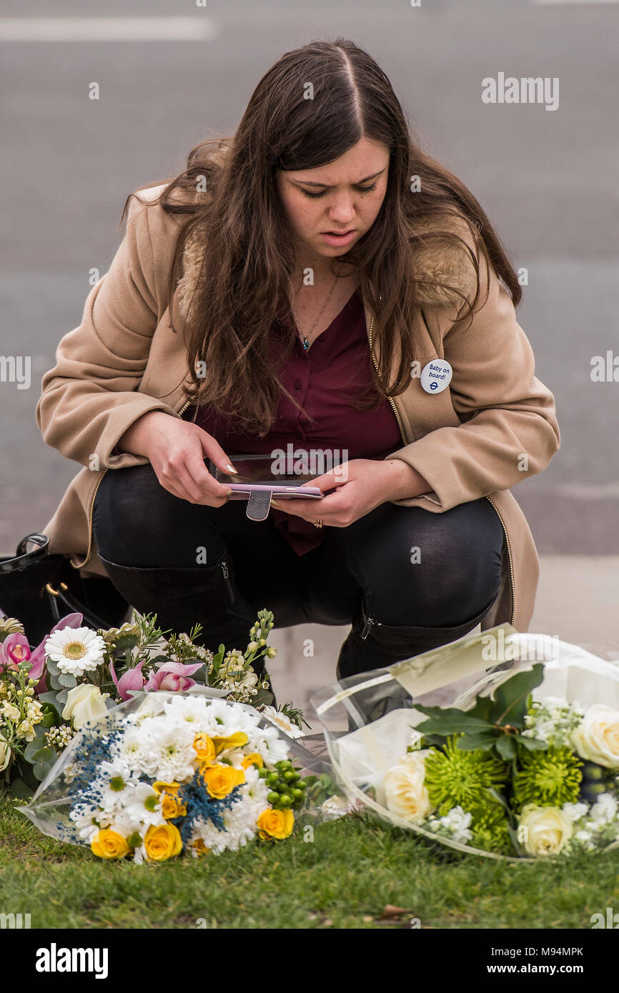 Londra, Regno Unito. Xxii marzo, 2018. Per il primo anniversario del Westminster Bridge attacco, omaggi floreali sono a sinistra su Piazza del Parlamento. Credito: Guy Bell/Alamy Live News Foto Stock